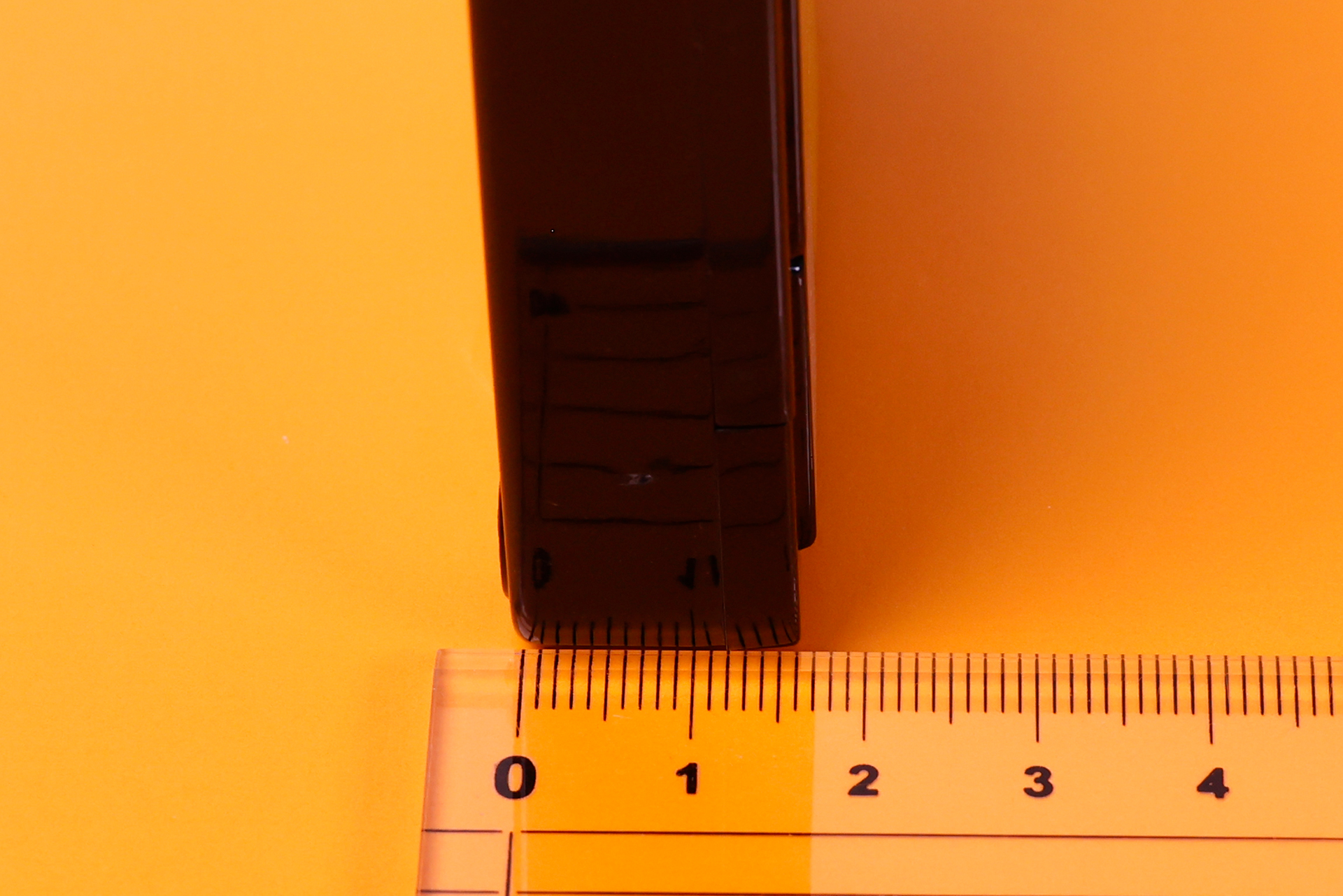 厚さは約1.6cmと比較的コンパクトになっている。「スライドパズル」と異なりパネルも外れないので、持ち運んで遊ぶのにも良さそうだ