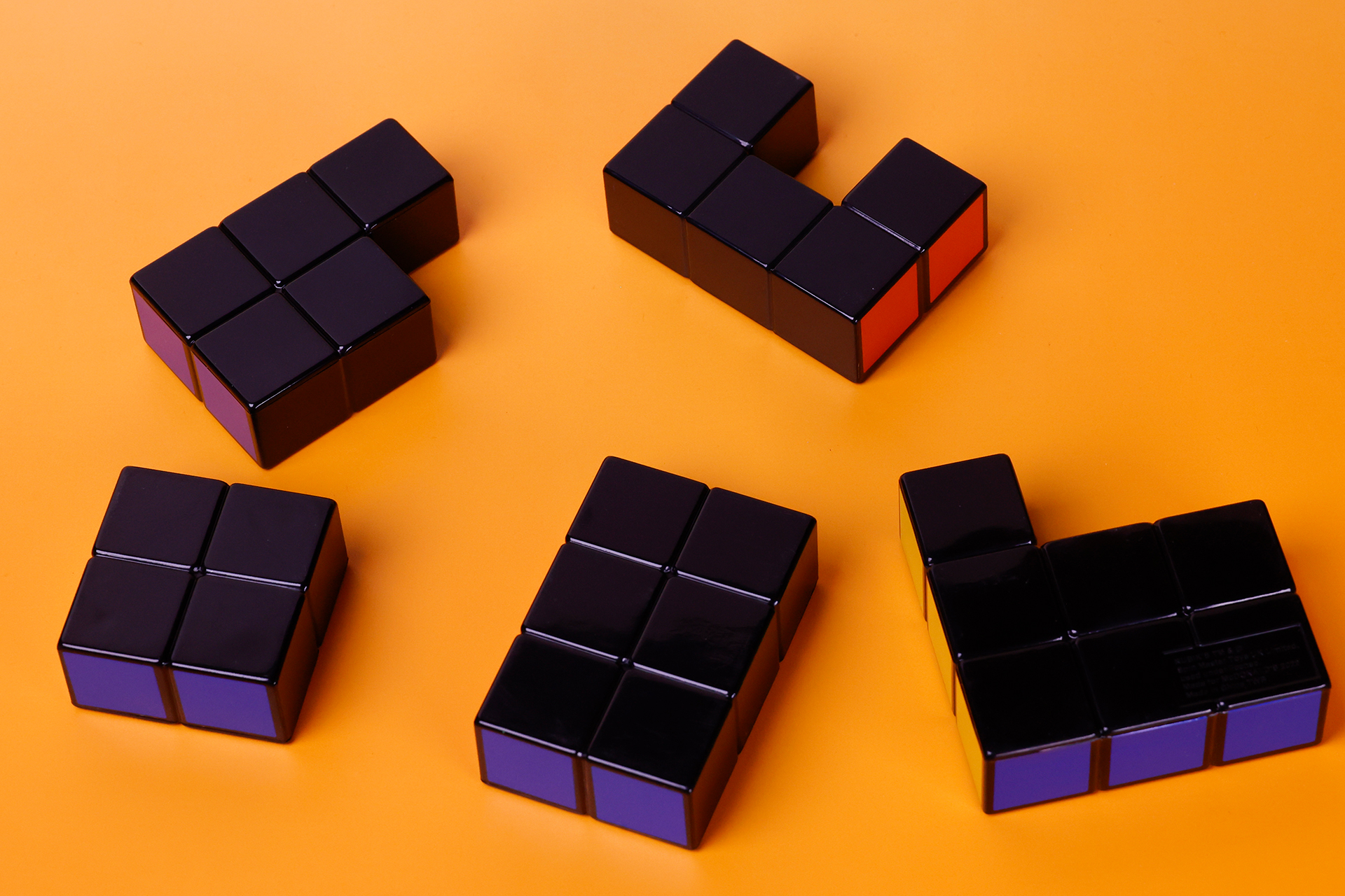 シールが貼られていないところは黒いままだ