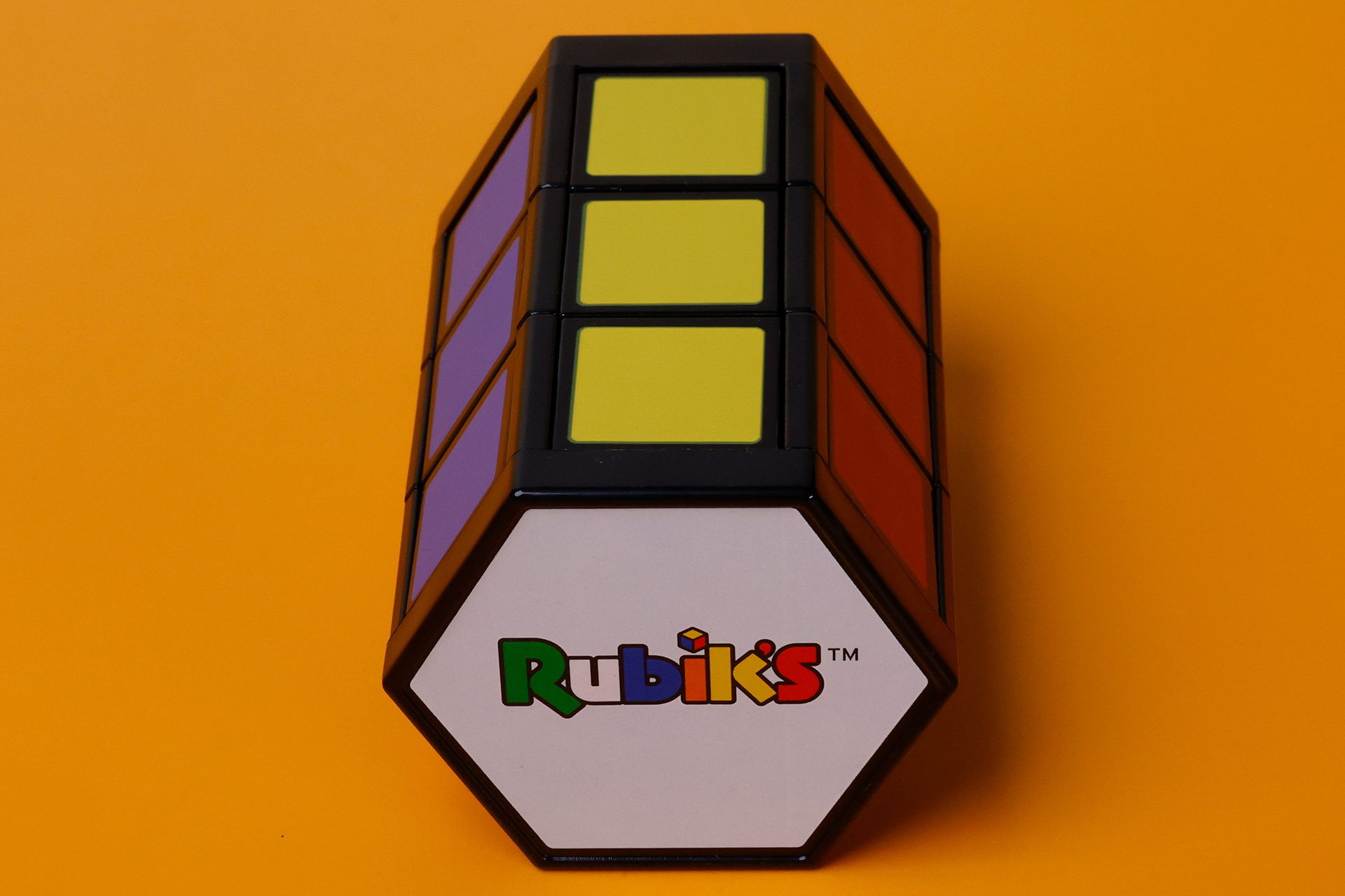 側面には大きくロゴマークが描かれている