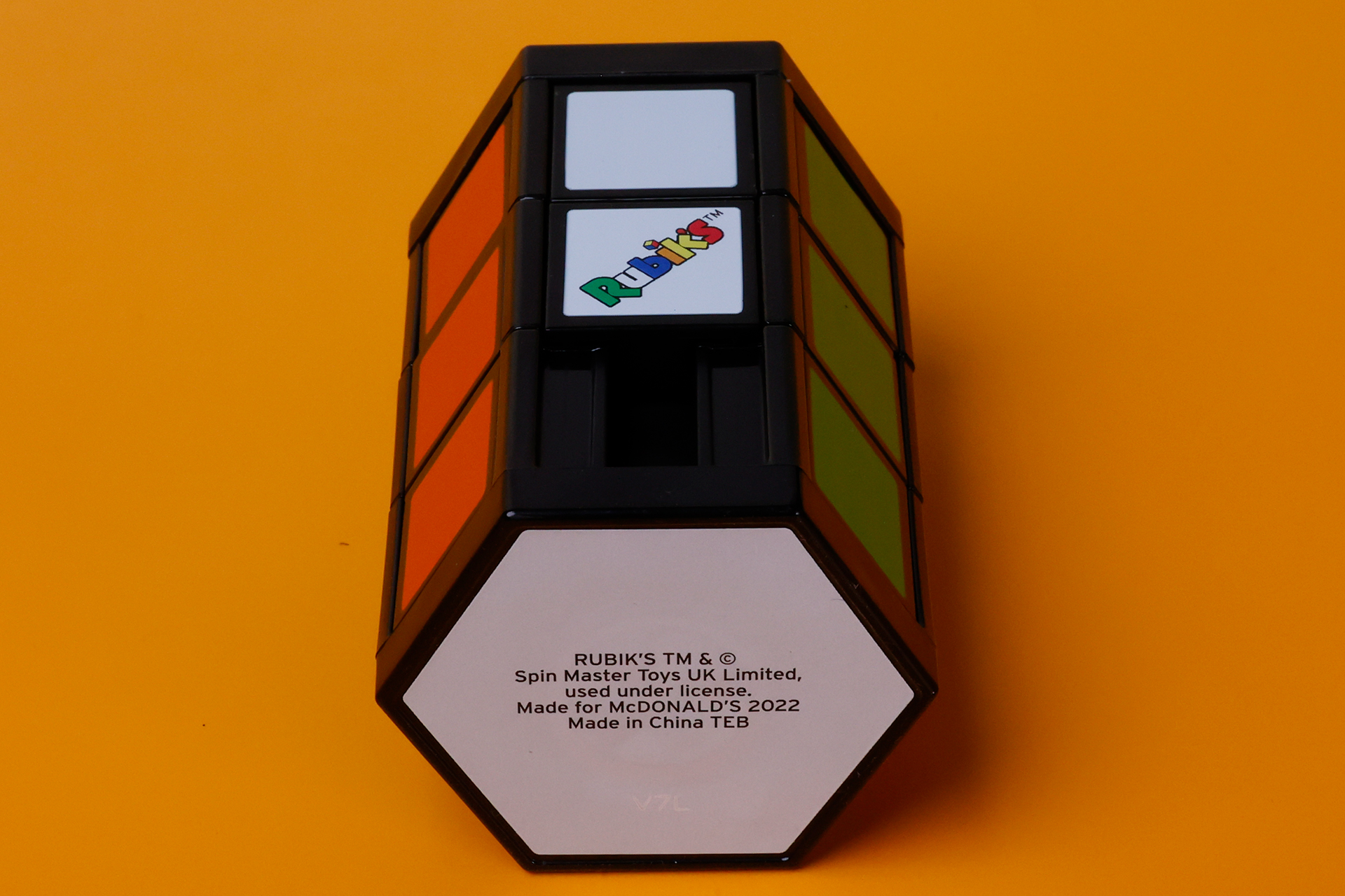 反対側の側面には、コピーライトが表記されている