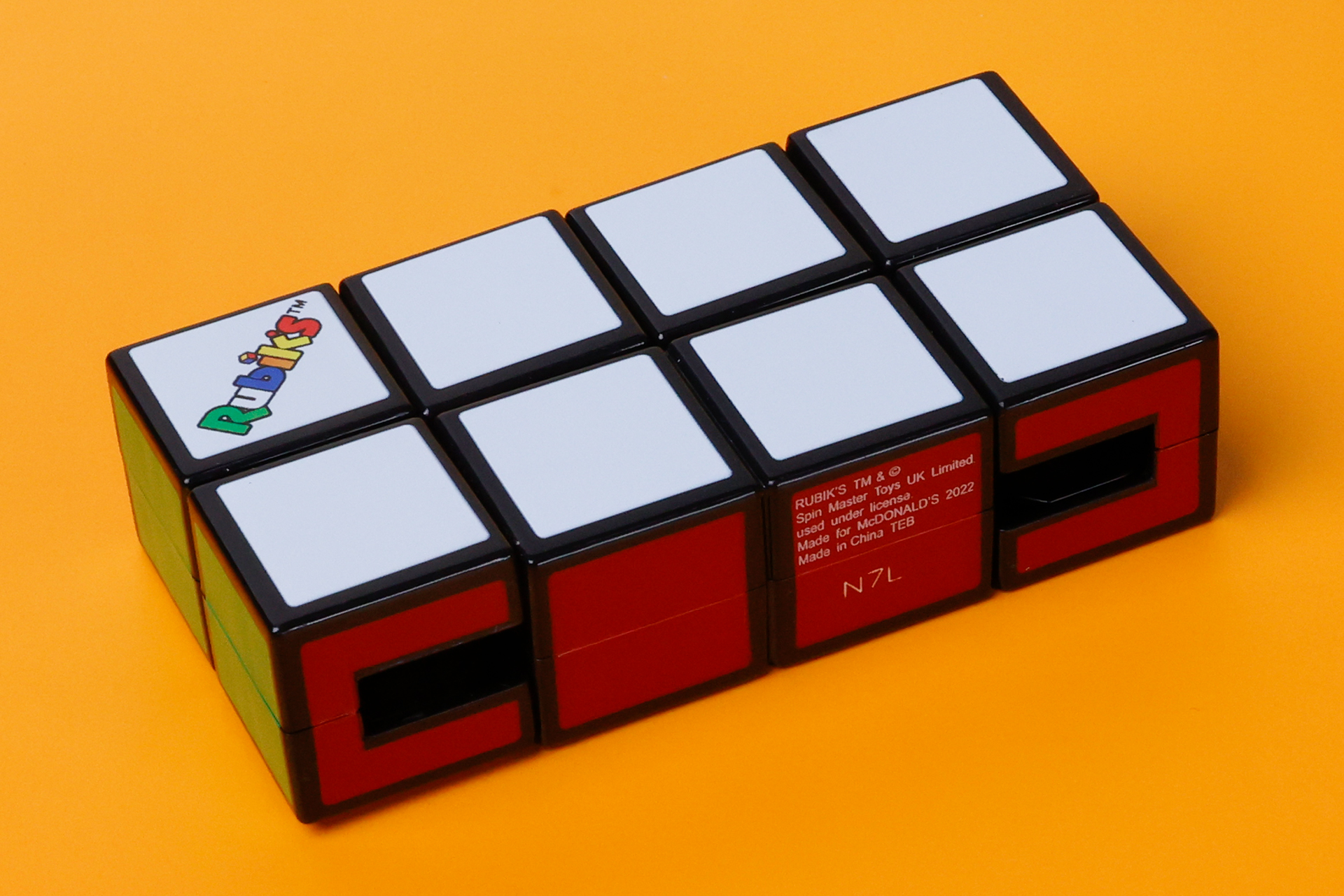 見た目は「ルービック 3X2X1」に近いが、遊びかはまったく異なっている