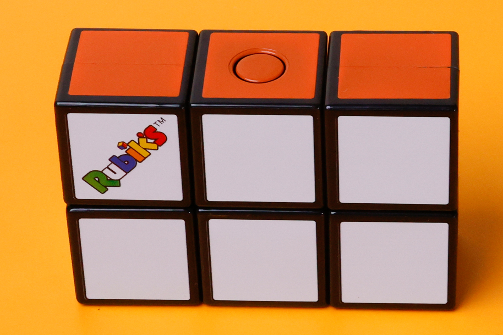 通常の「ルービックキューブ」と同じように、キューブを回転して色を揃えていこう