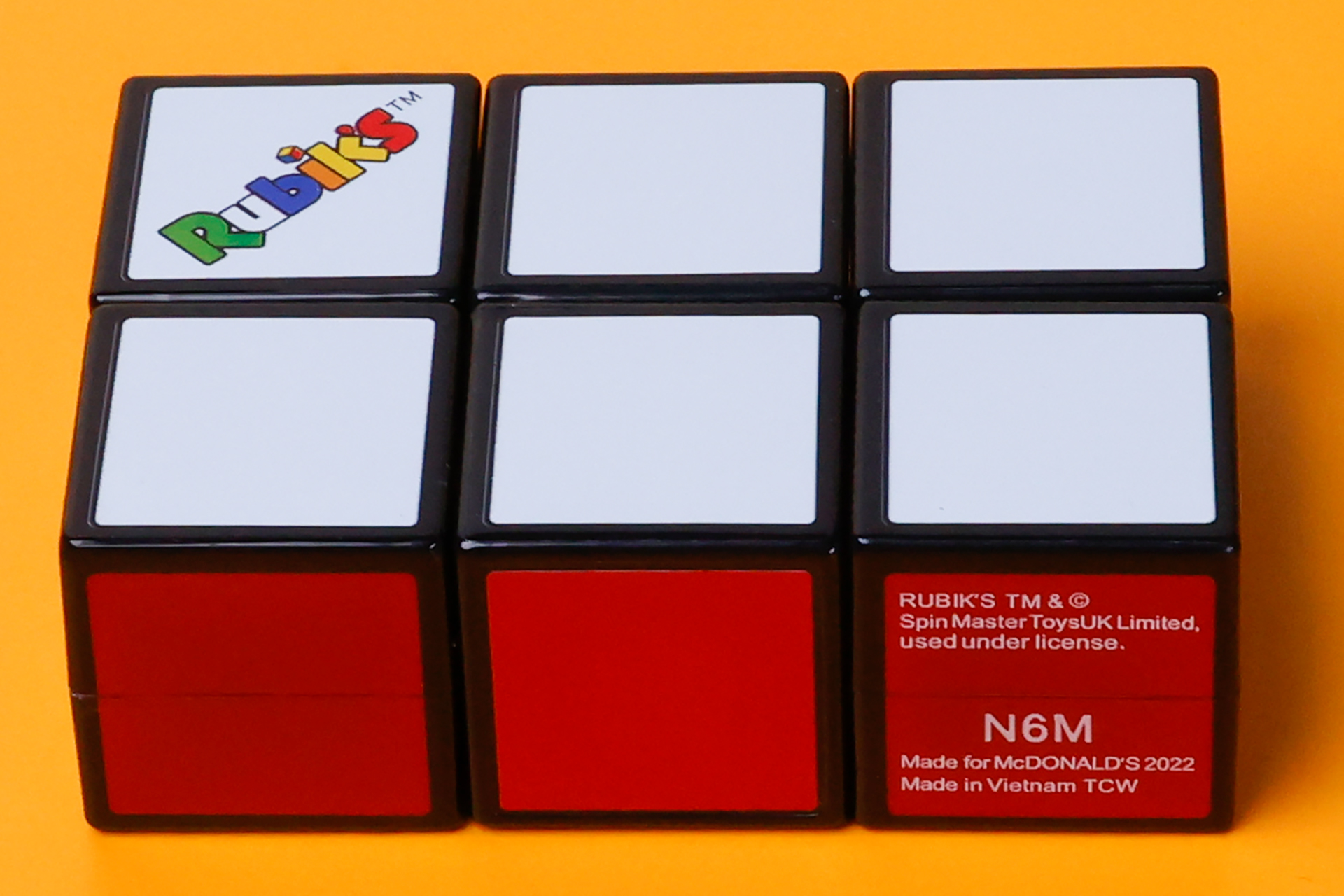 キューブにはロゴマークやコピーライトが記載されている