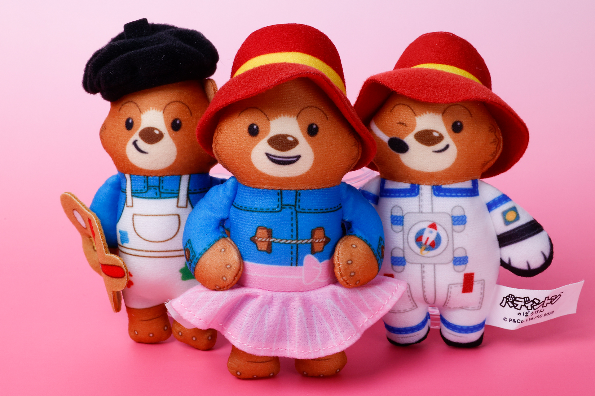 こちらが第1弾（11月25日～12月1日）のハッピーセット「パディントン」に登場するおもちゃ。写真左から「アーティスト」、「バレリーナ」、「宇宙飛行士」