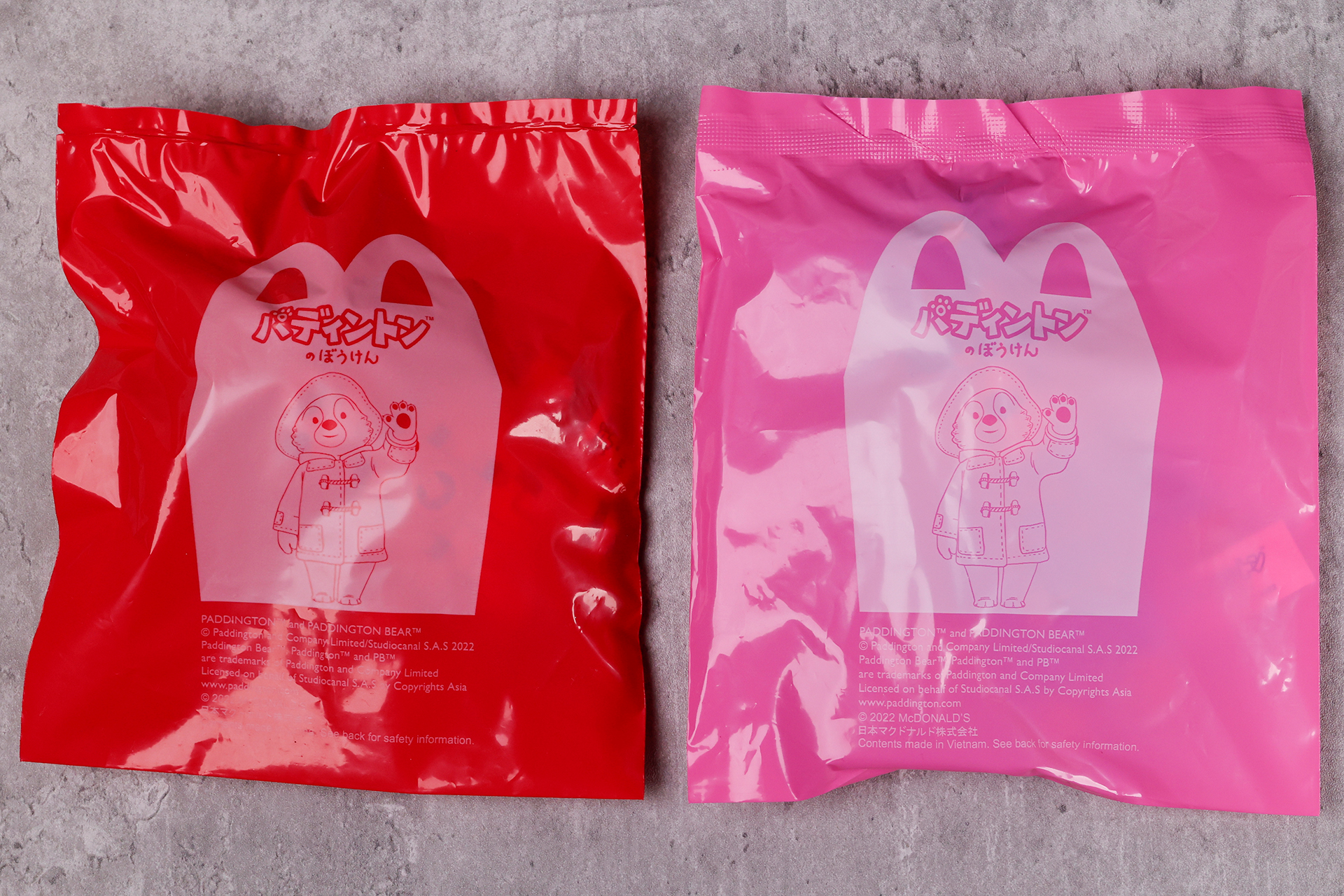 こちらが今回のおもちゃ袋。赤色の袋が第1弾、ピンク色の袋が第2弾だ