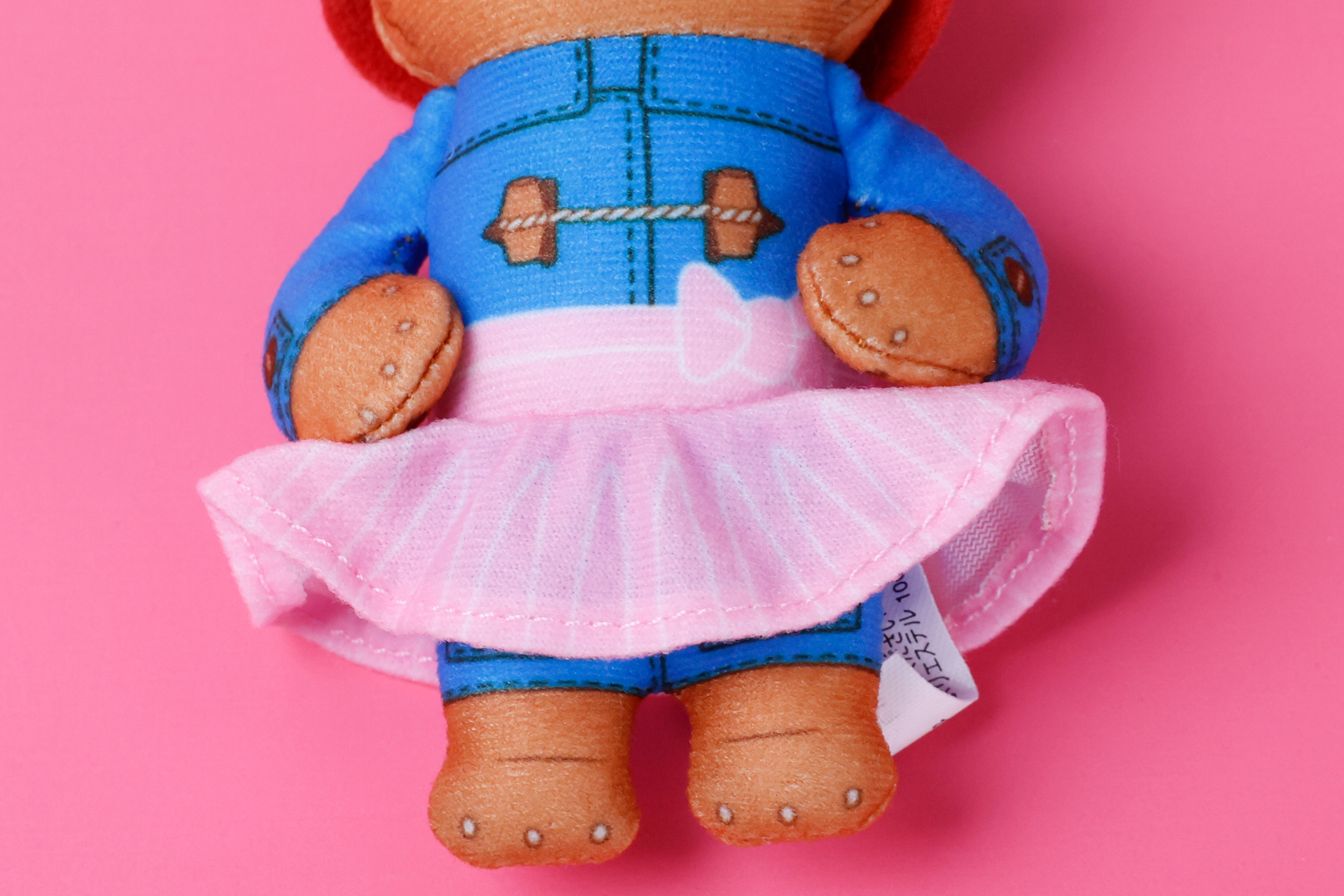 バレリーナらしく、腰のあたりからピンク色のシュシュを身にまとっている