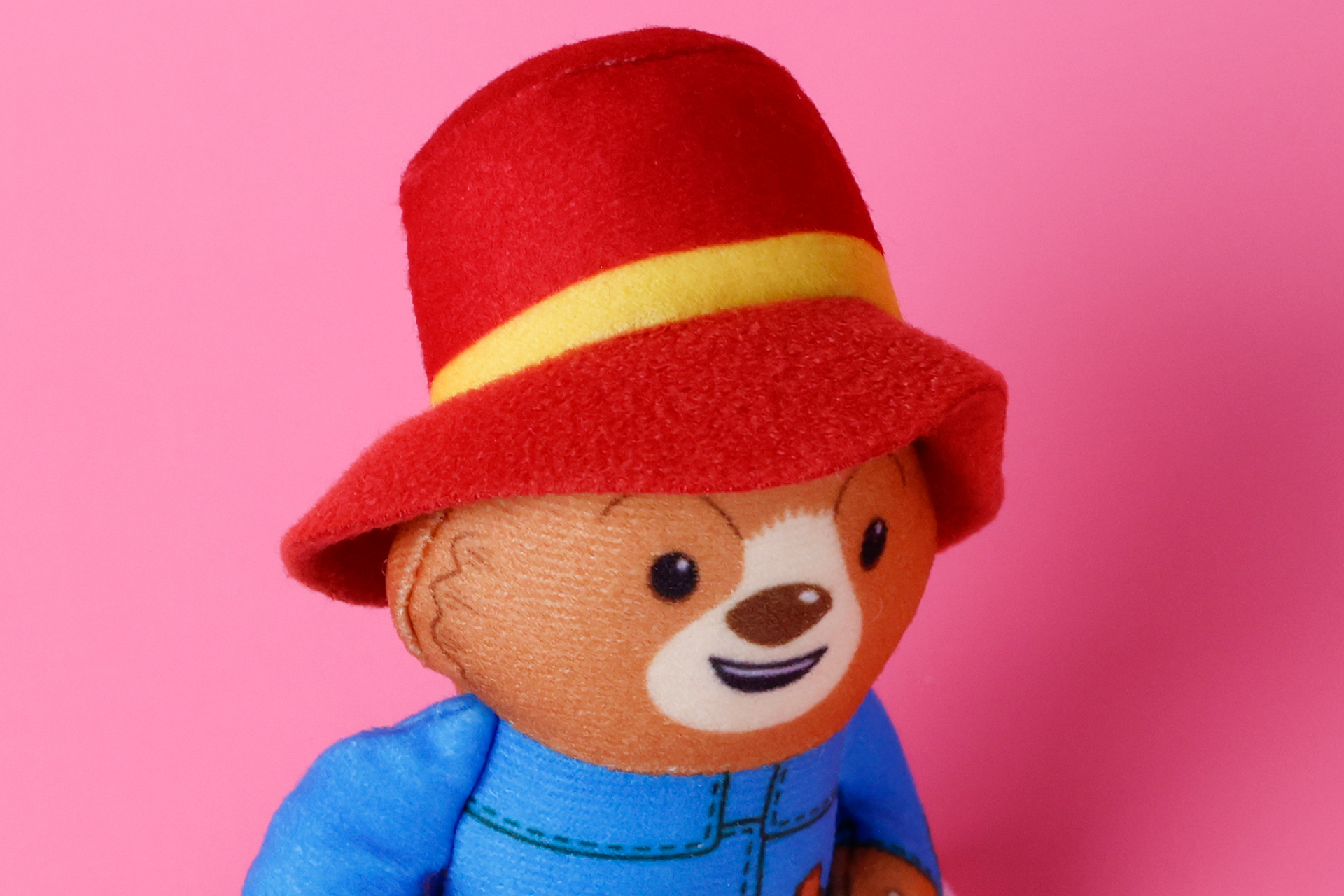 頭にはおなじみの赤い帽子を被っている