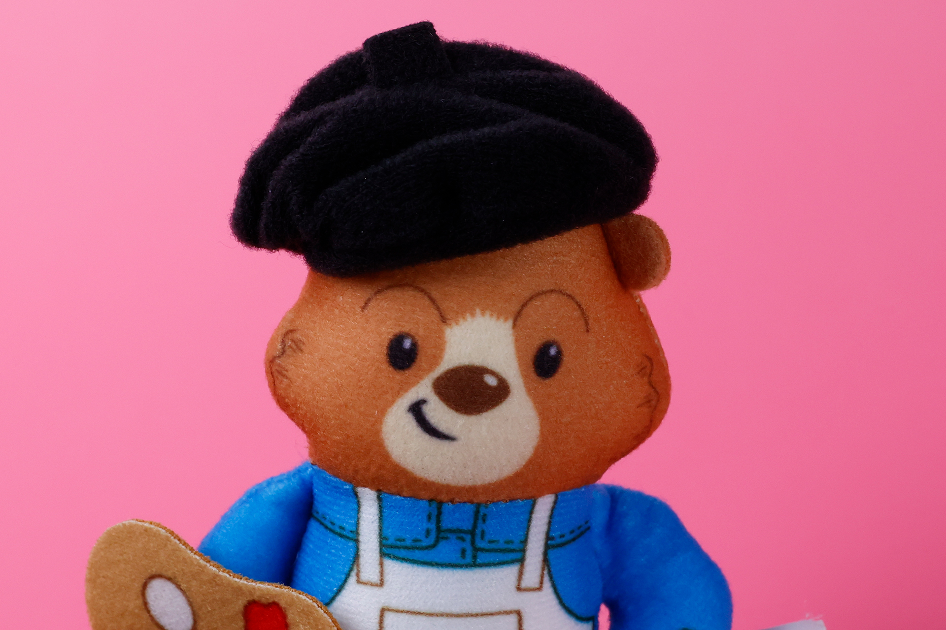 頭に黒いベレー帽を被って、得意げな表情をしたパディントン