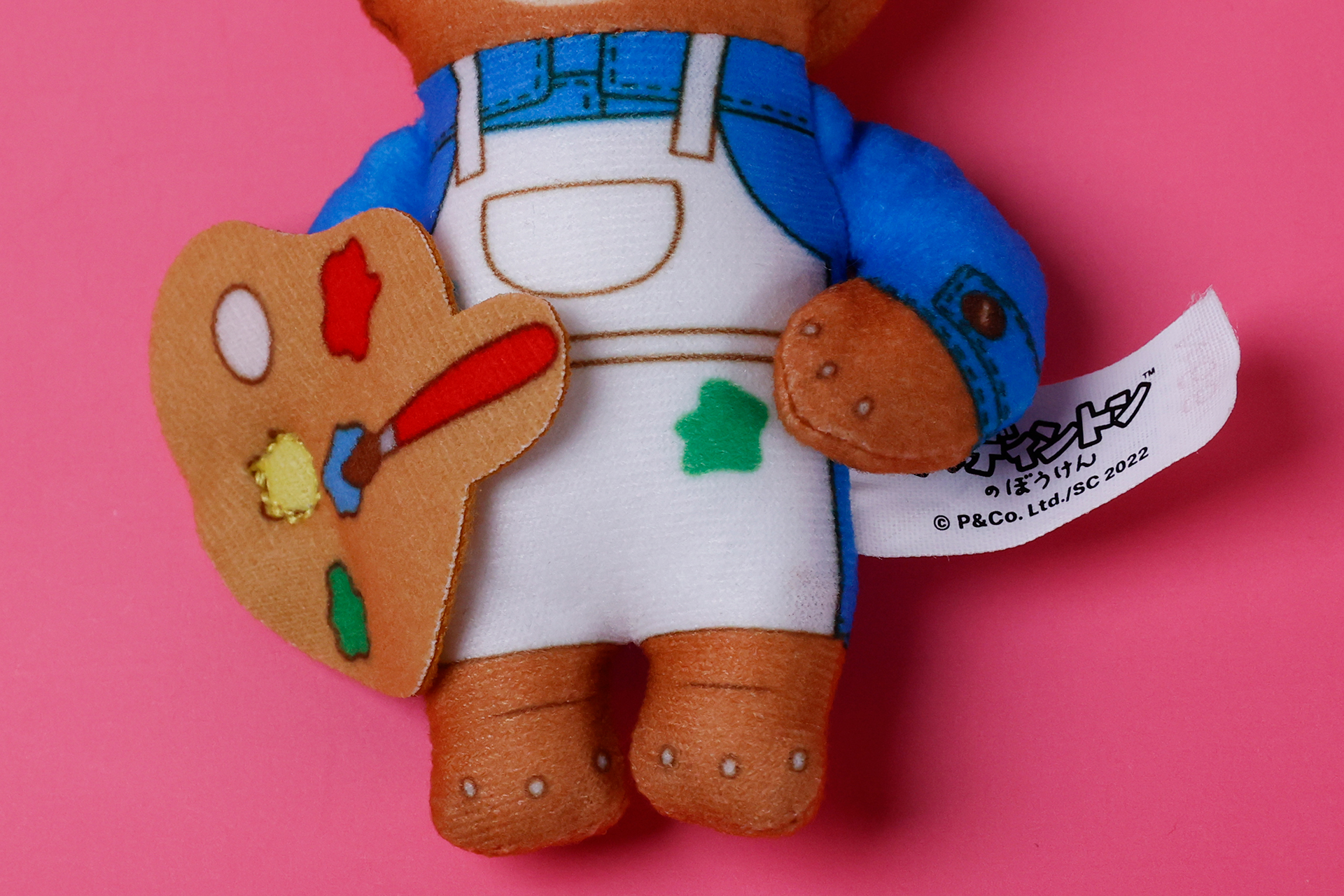 絵の具などの画材もしっかり手に持っている