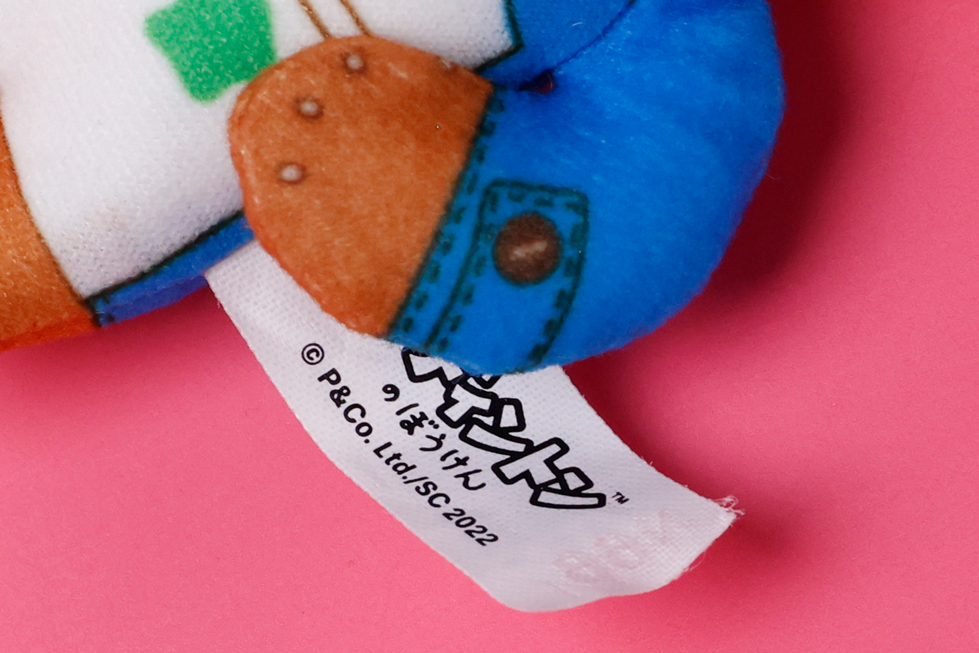 タグは腰から横方向に向けて付けられている