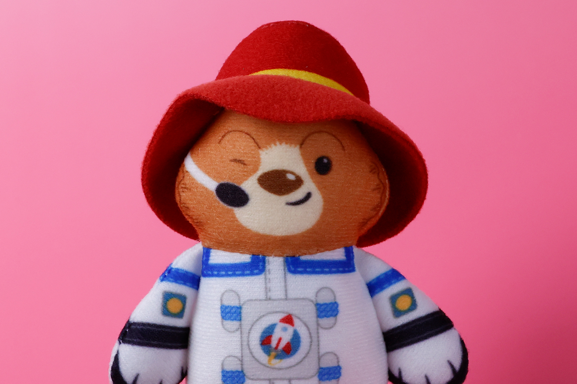 宇宙飛行士なのに、なぜか頭にはトレードマークの赤い帽子を被ったままのパディントン