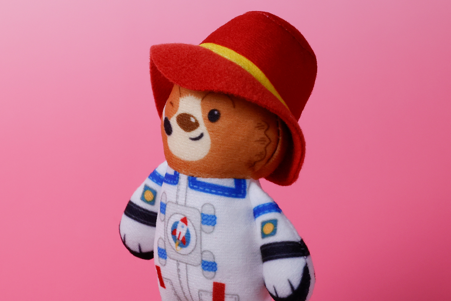 片目をつむってウィンクする表情がかわいい