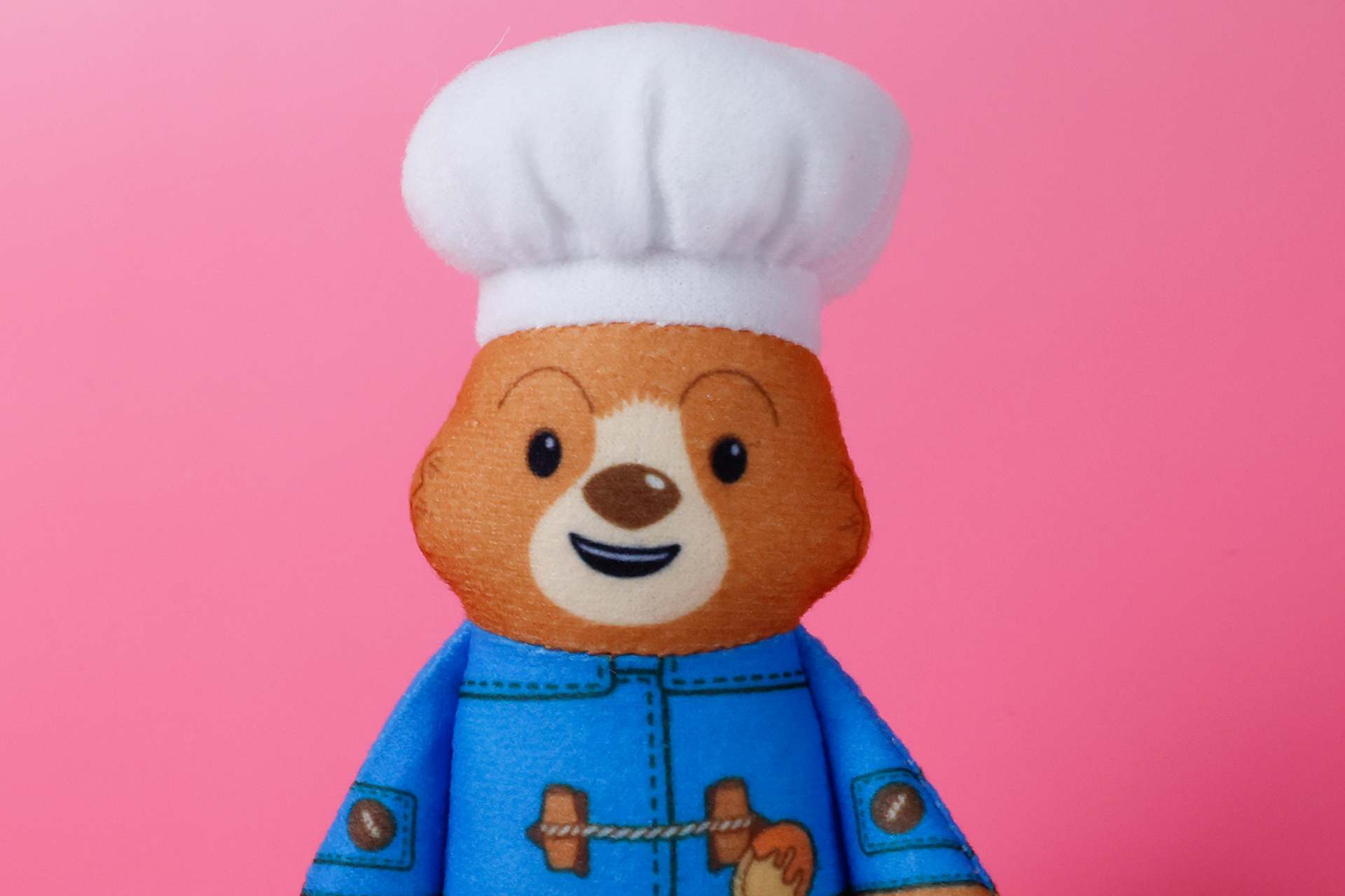 シェフということから、頭には白いコック帽を被っている