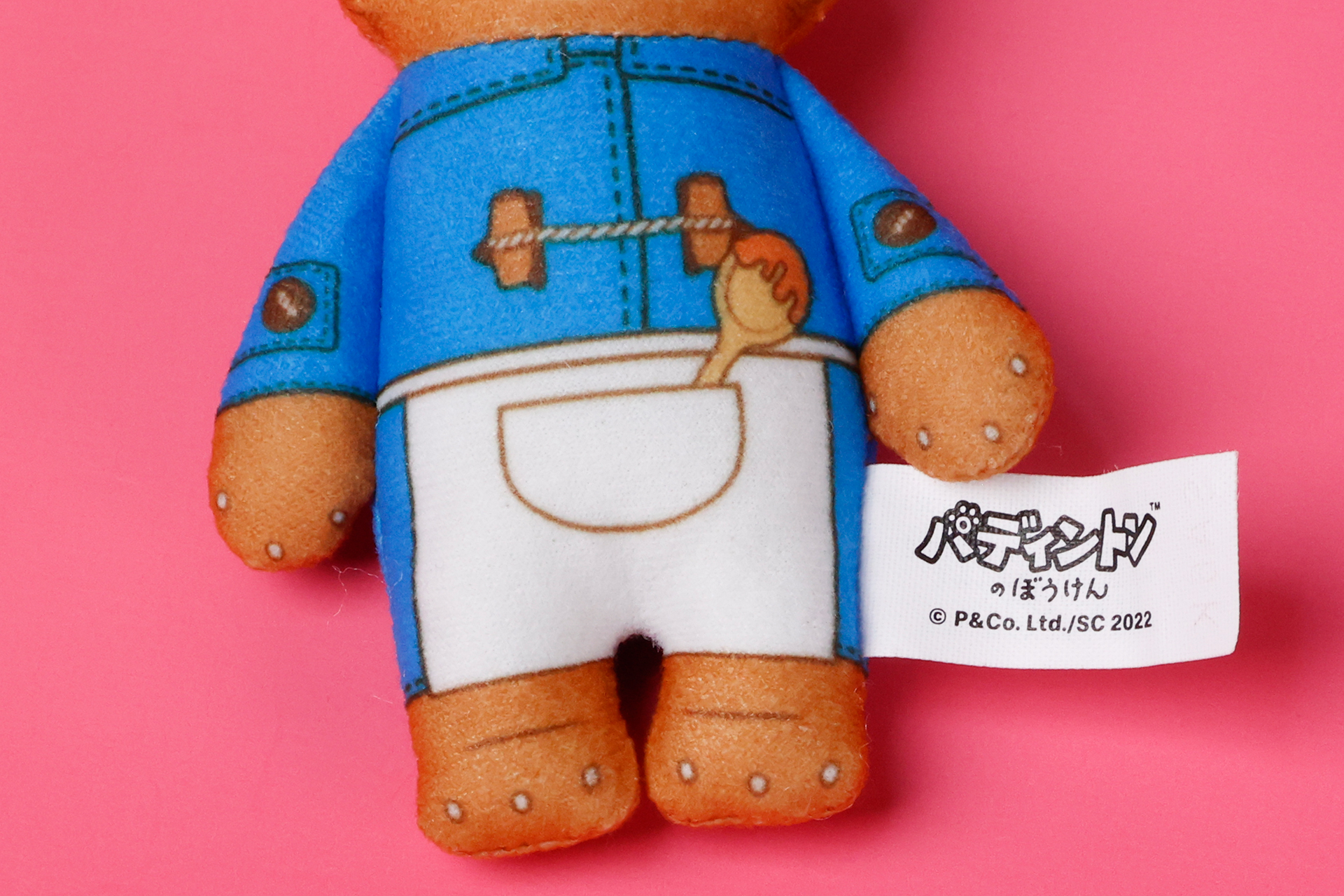 腰のあたりには白いエプロンも着けている