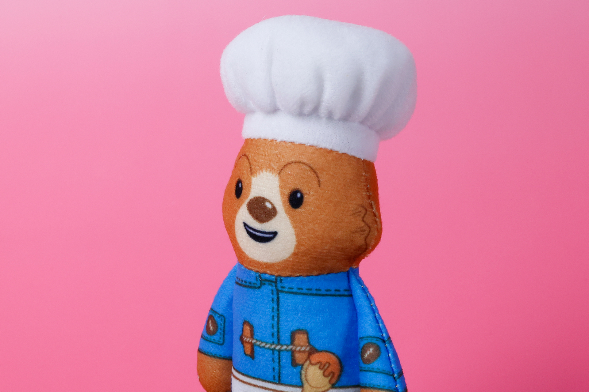 利発そうな表情をしたパディントン。なにか若かりし頃といった感じにも見える