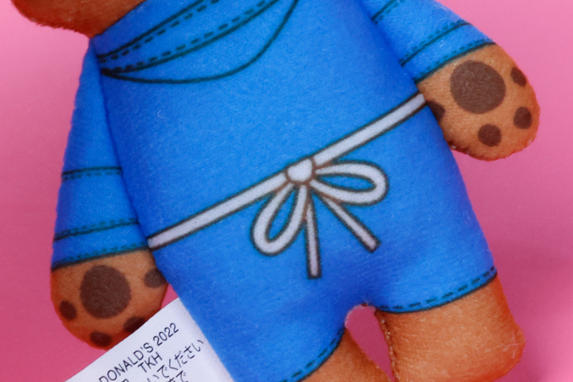 エプロンの紐は後ろでしっかりと結ばれている