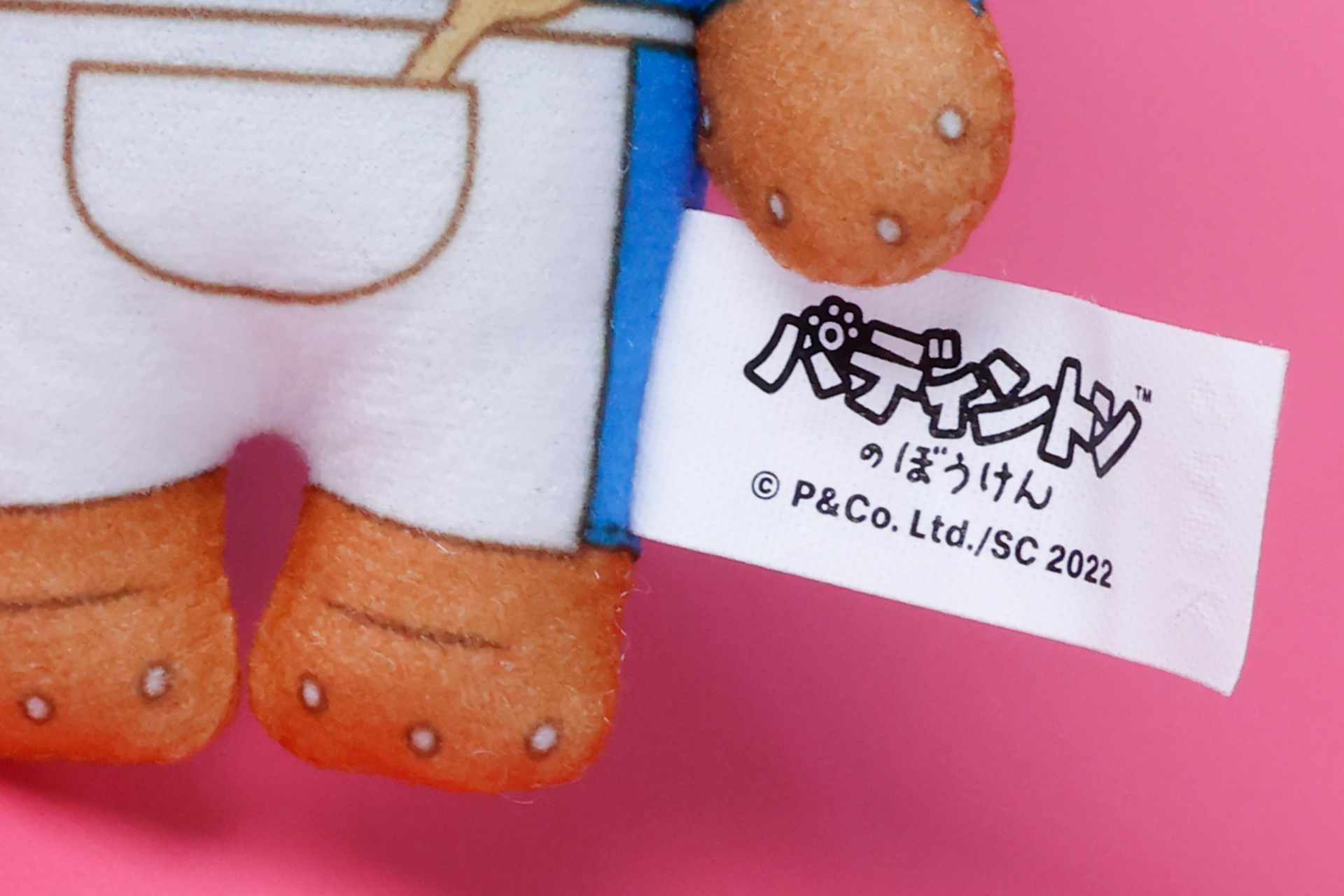 タグは横方向に取り付けられている