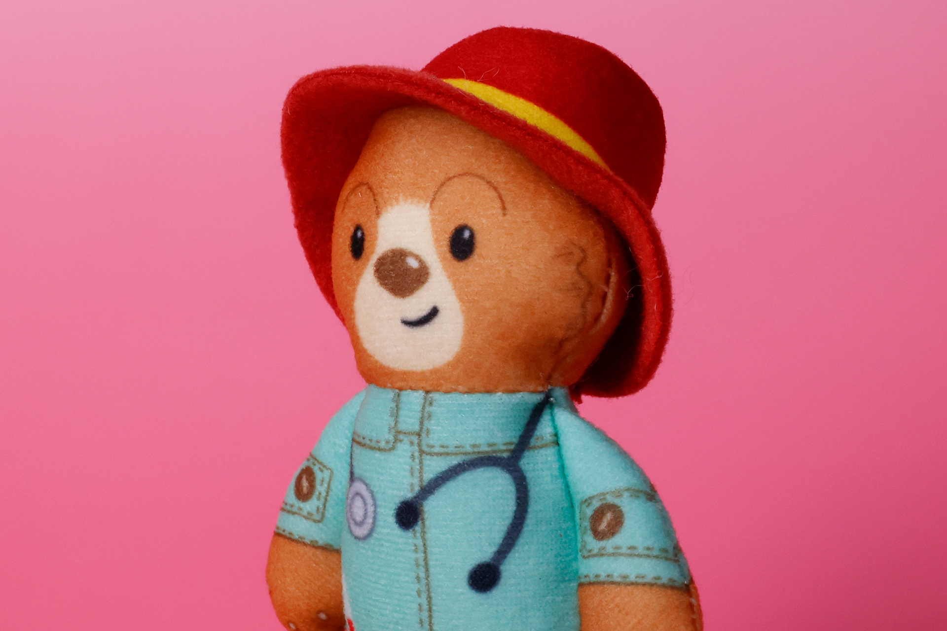 頭に被っているのは、トレードマークの赤い帽子だ