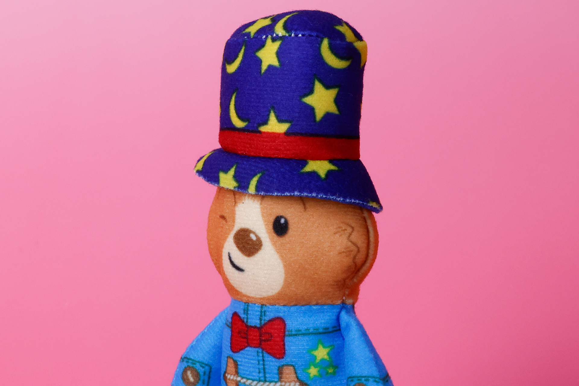 マジシャンハットには月や星などの図柄が描かれている