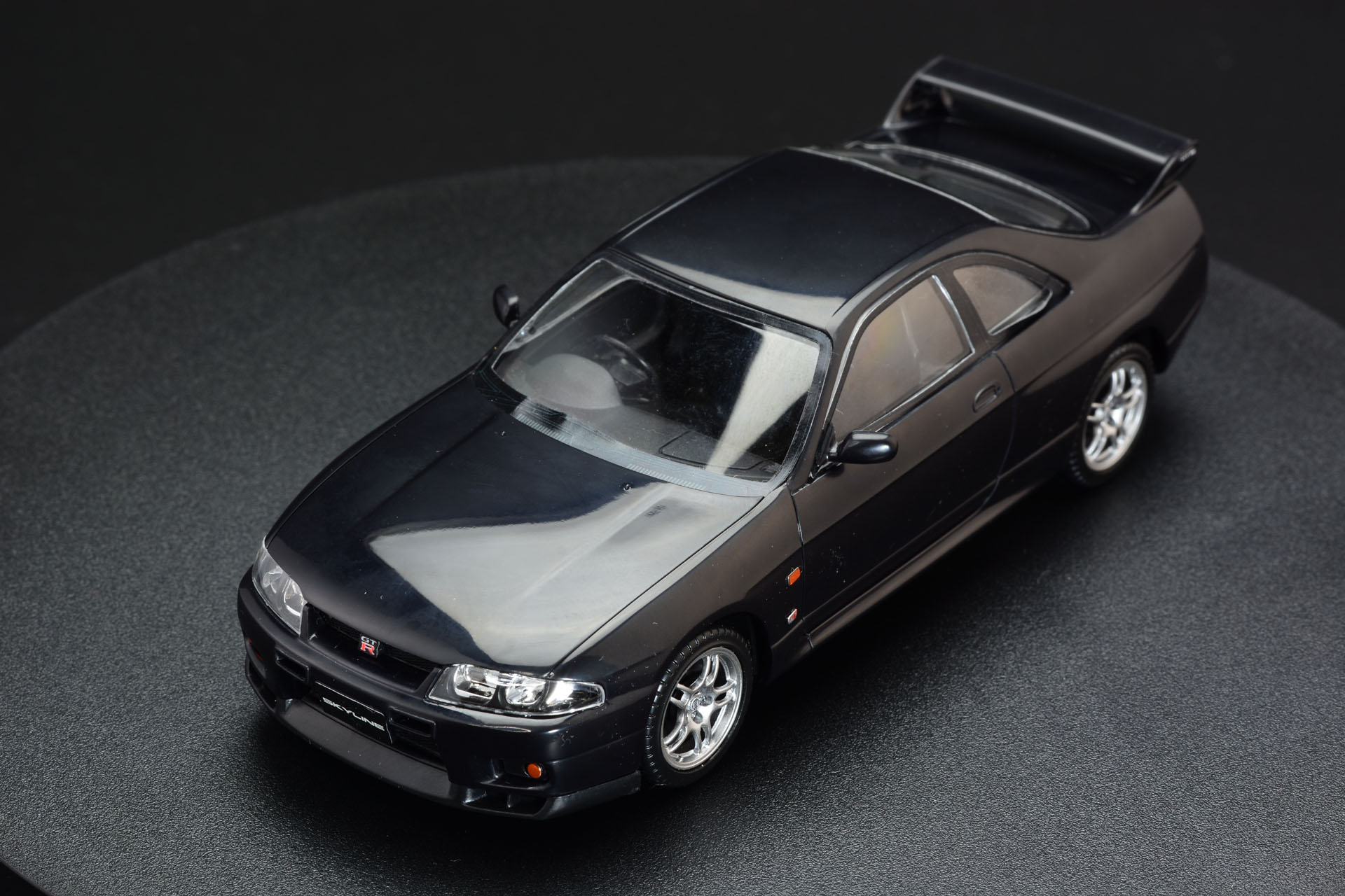 黒いボディ、クリアパーツとメッキパーツ、シールが質感をグッと上げている