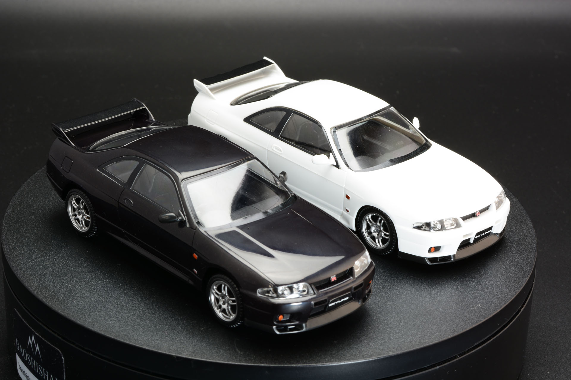 黒と白で印象が大きく変わる