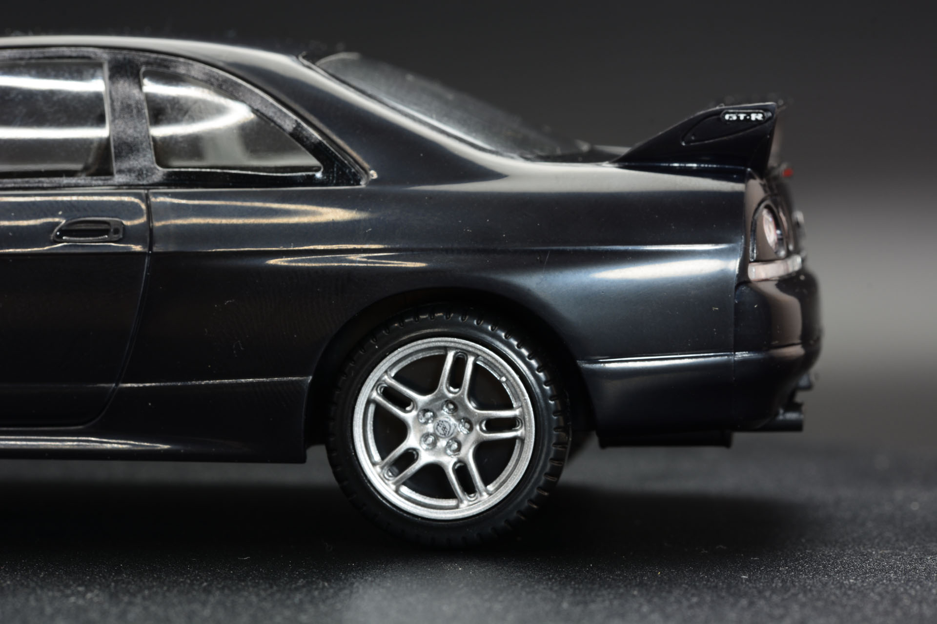 それぞれのタイヤ付近の表情