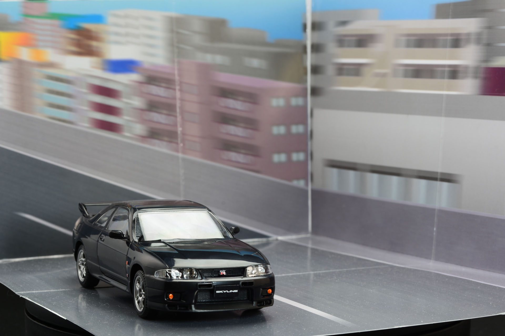 かすんだ建物の描写が高速で走っている雰囲気をもたらす