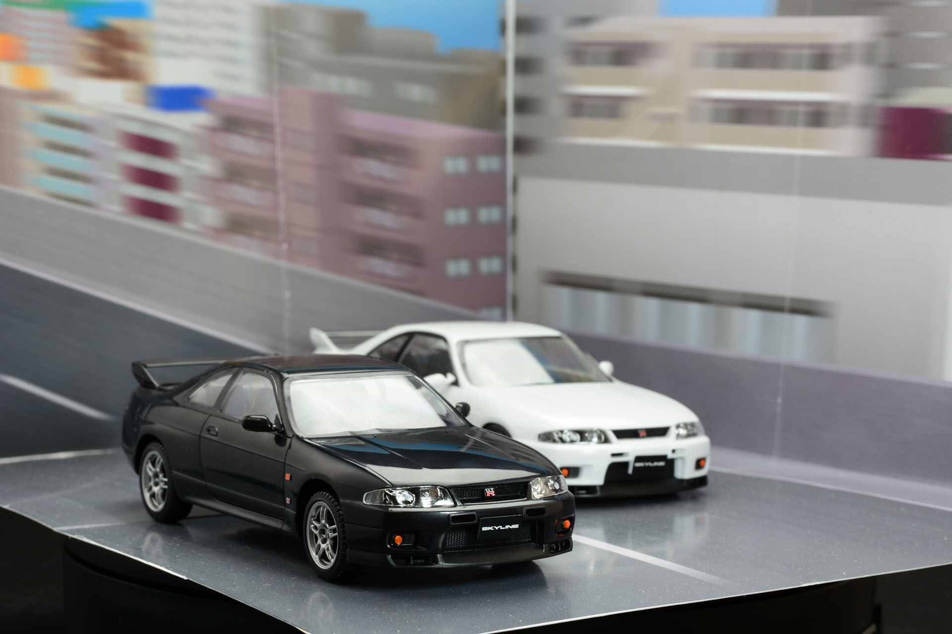 かすんだ建物の描写が高速で走っている雰囲気をもたらす