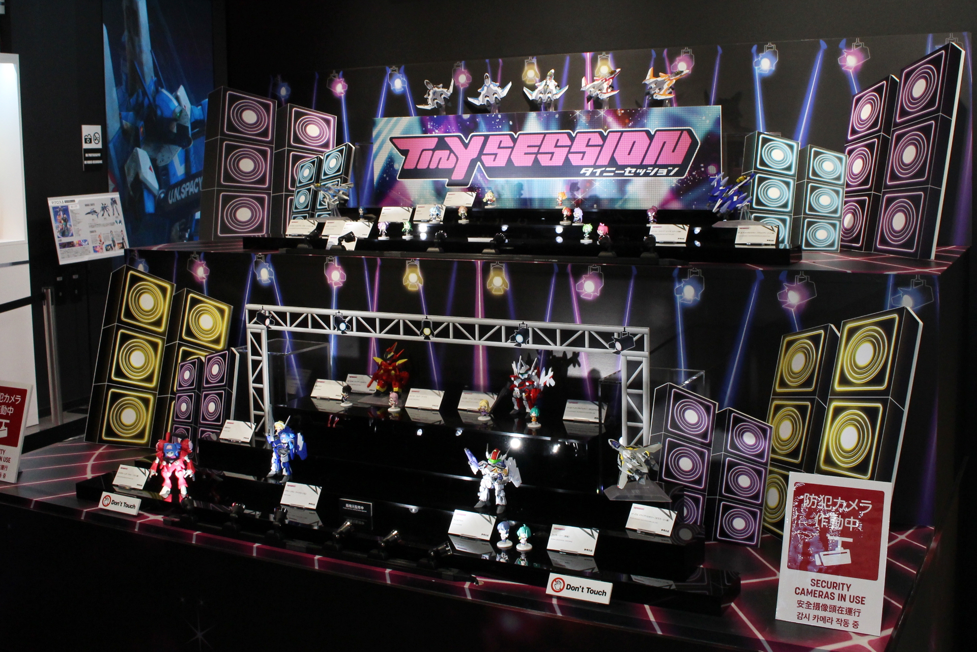 デフォルメフィギュアながら変形も楽しめる新シリーズ。今後続々発売予定