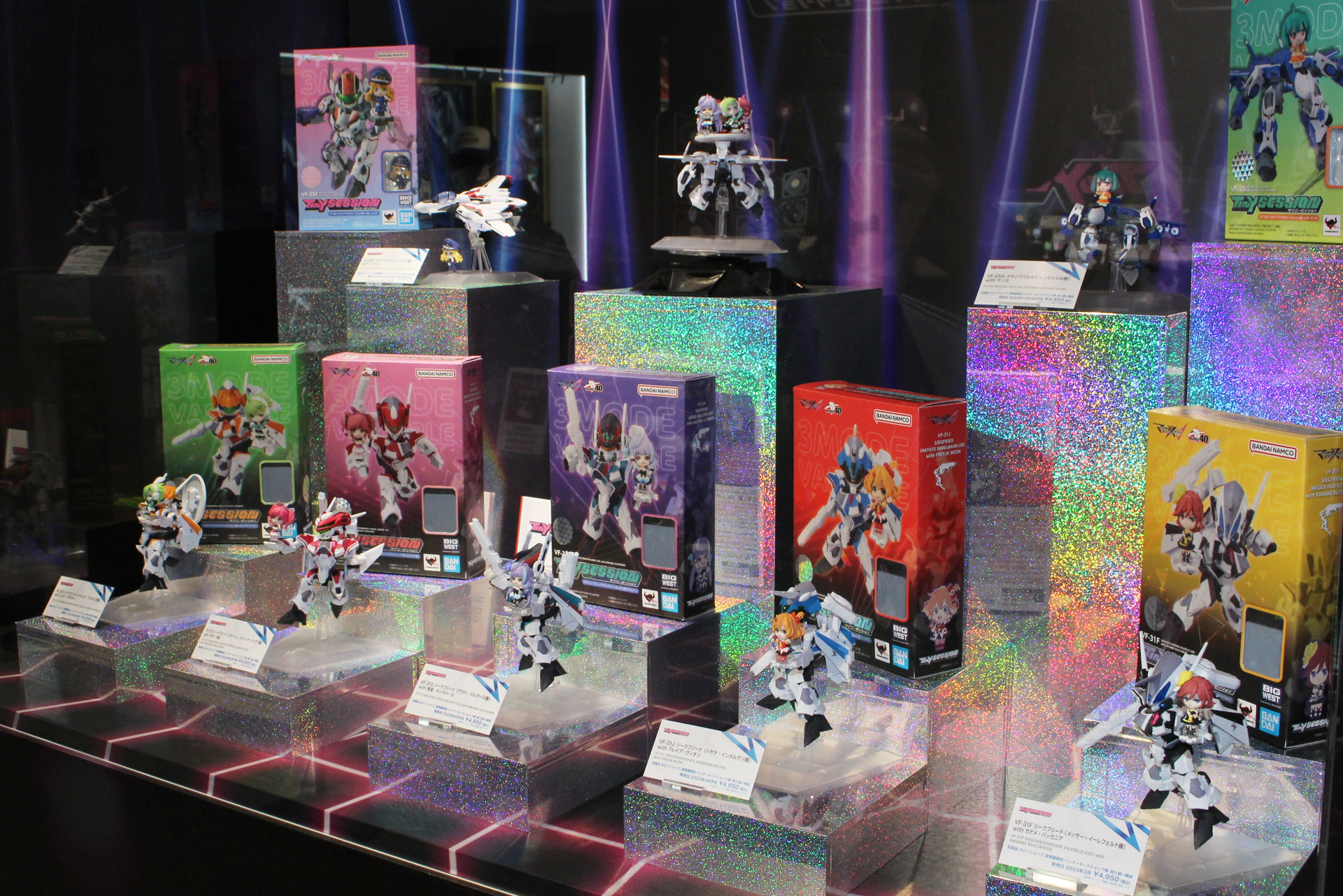 デフォルメフィギュアながら変形も楽しめる新シリーズ。今後続々発売予定