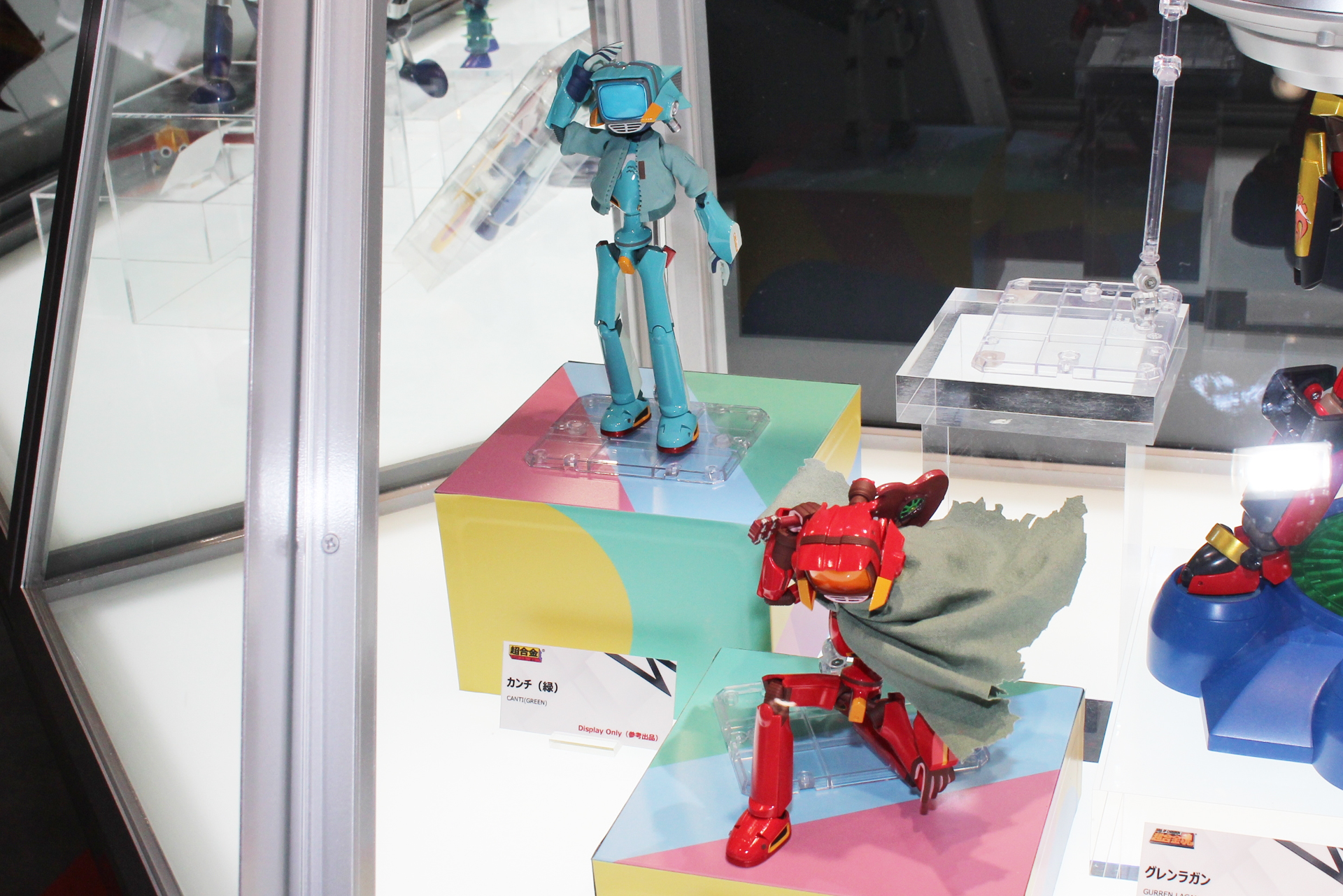 「超合金 カンチ（緑）」（左）と「超合金 カンチ（赤）」（右）。ともに参考出品