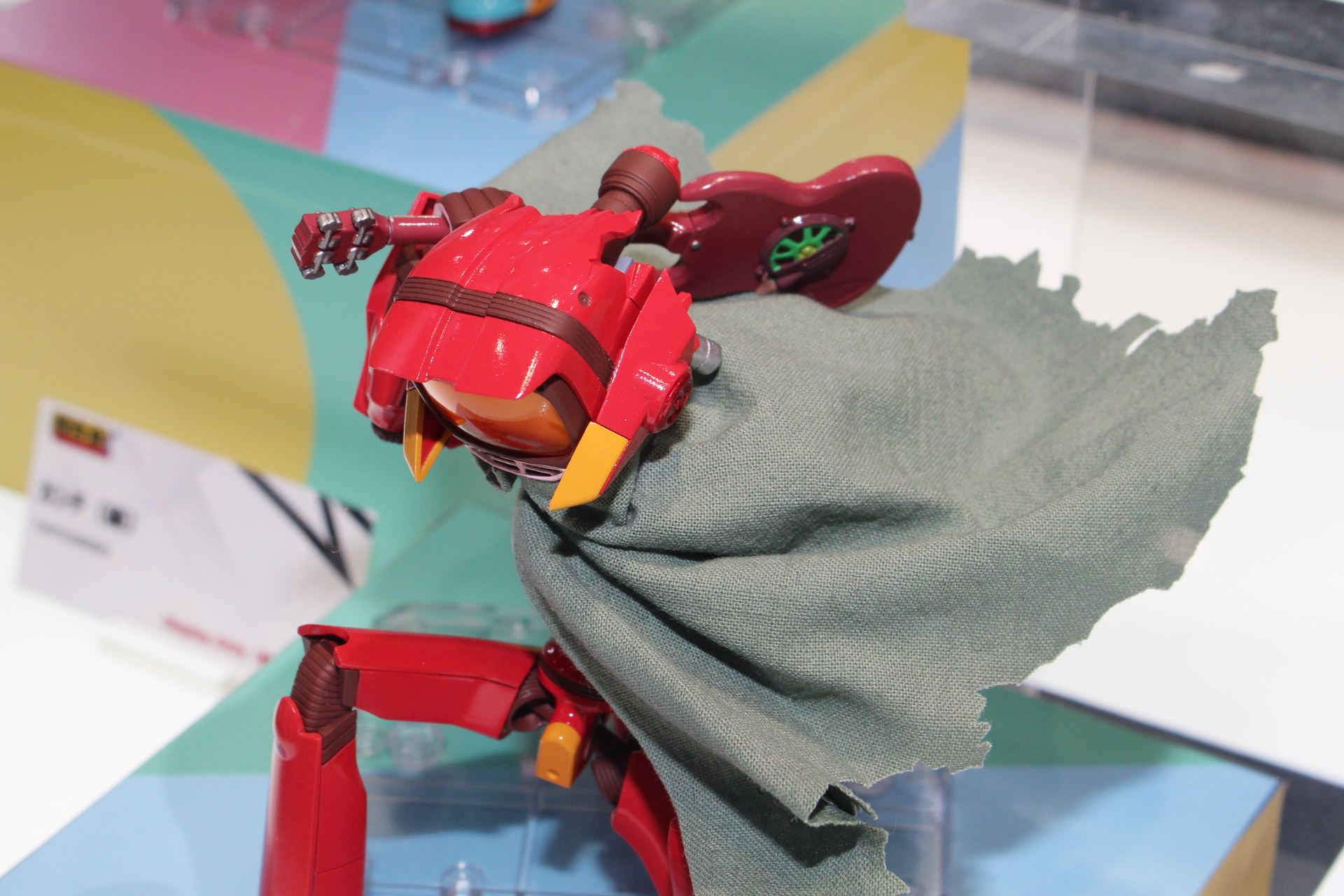 布製のマントが荒々しい