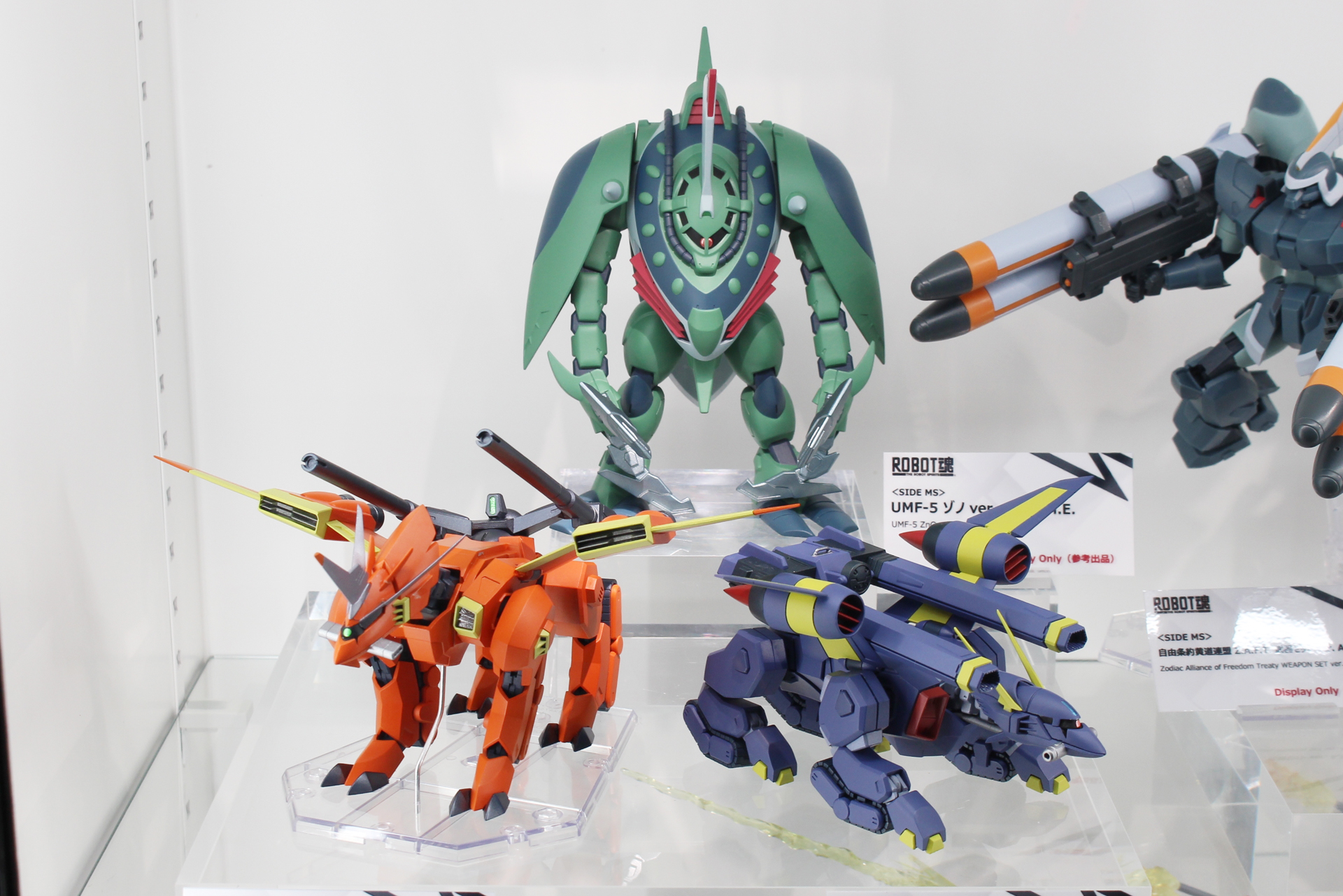 「TMF/A-803 ラゴゥ」（手前左）、「TMF/A-803 バクゥ」（手前右）、「UMF-5 ゾノ」（奥）