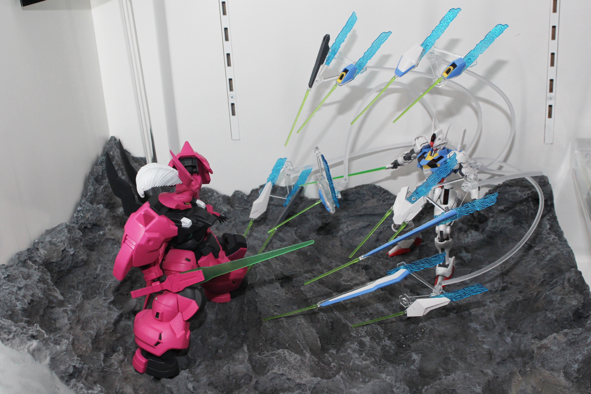 「ディランザ・グエル」（左）、「ガンダム・エアリアル用エフェクトセット」（右）