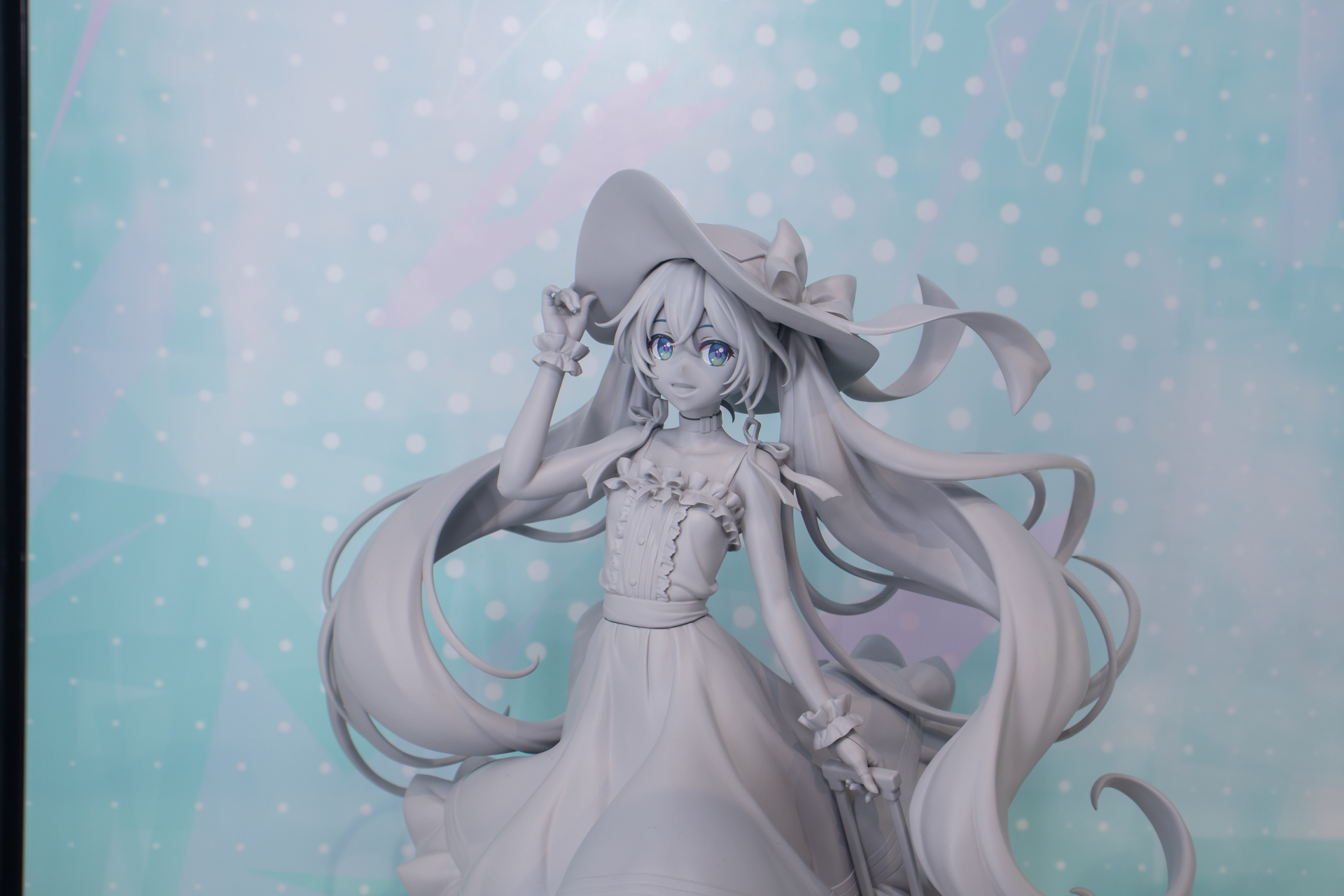 「レーシングミク2021 Private Ver.」はその名の通り旅行に行く初音ミクの姿を立体化。大きなつばを持った帽子は風に吹かれたようになびき、ツインテールも複雑な形状となっている。今にも歩き出しそうな楽しげな雰囲気が魅力だ。発売日、価格未定