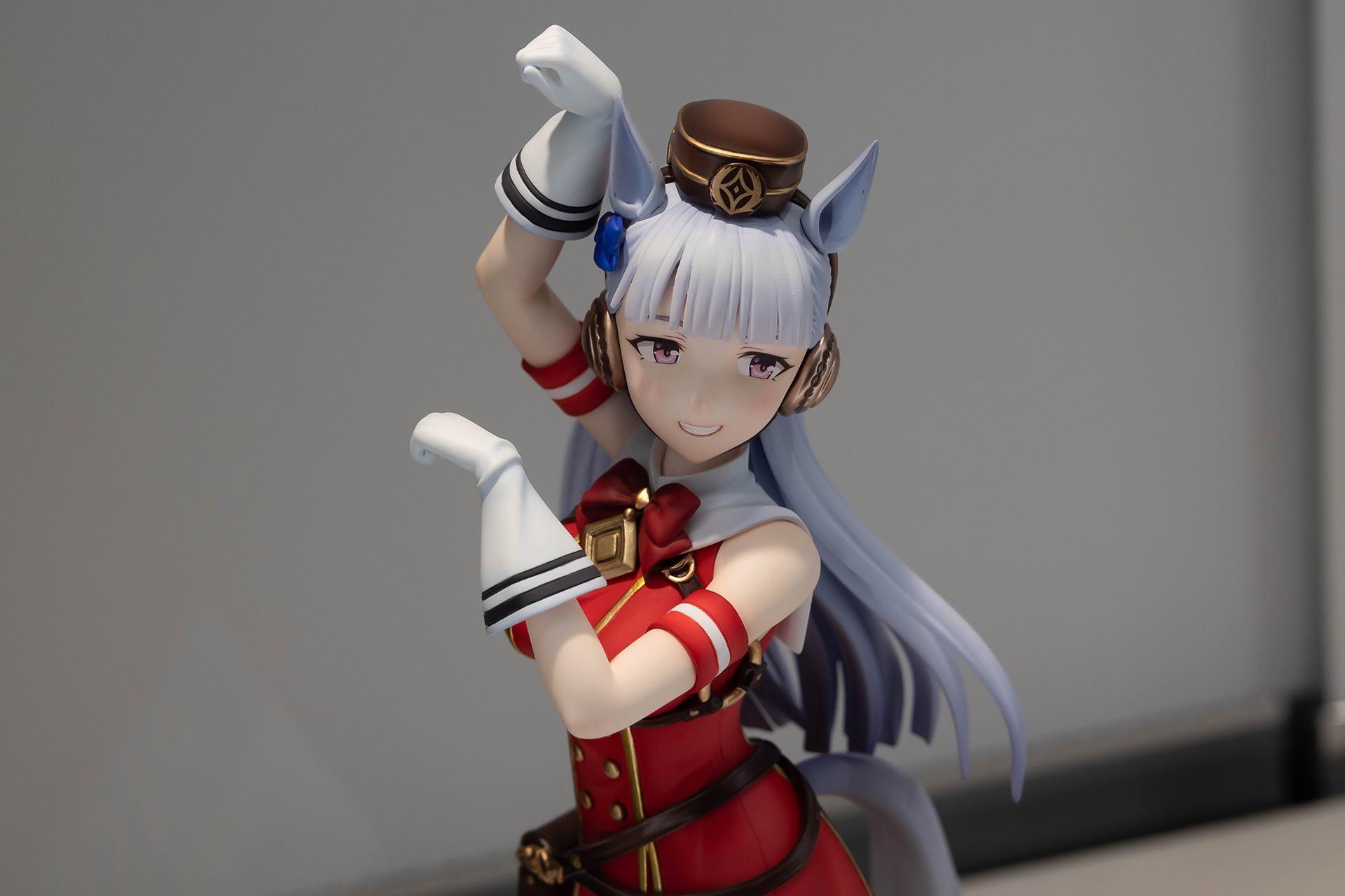 勝負服の帽子や耳当てなど、小物類も手抜かりなく作られている