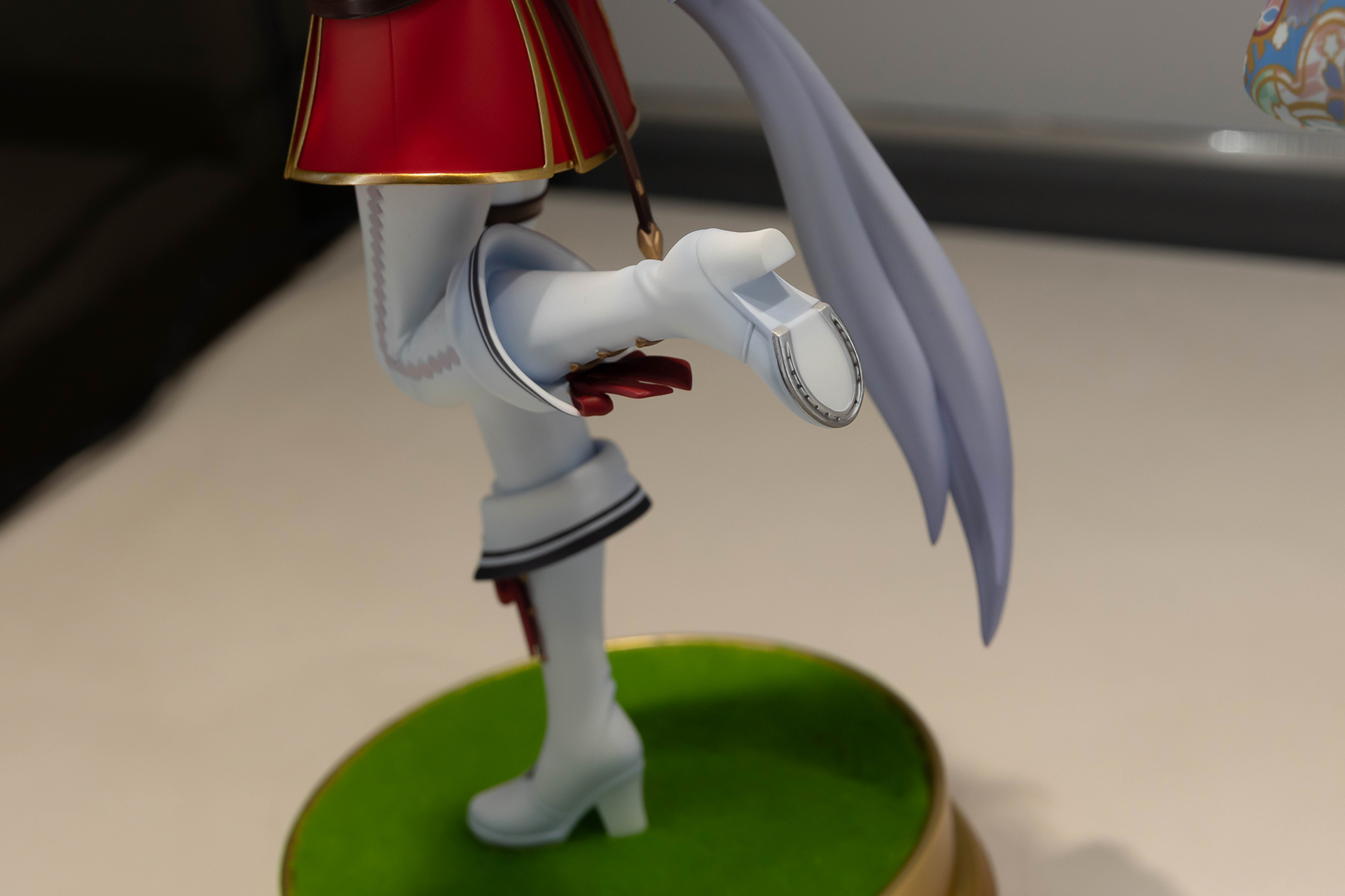 ブーツの底には、蹄を保護するための蹄鉄も付けられているという細かさ！