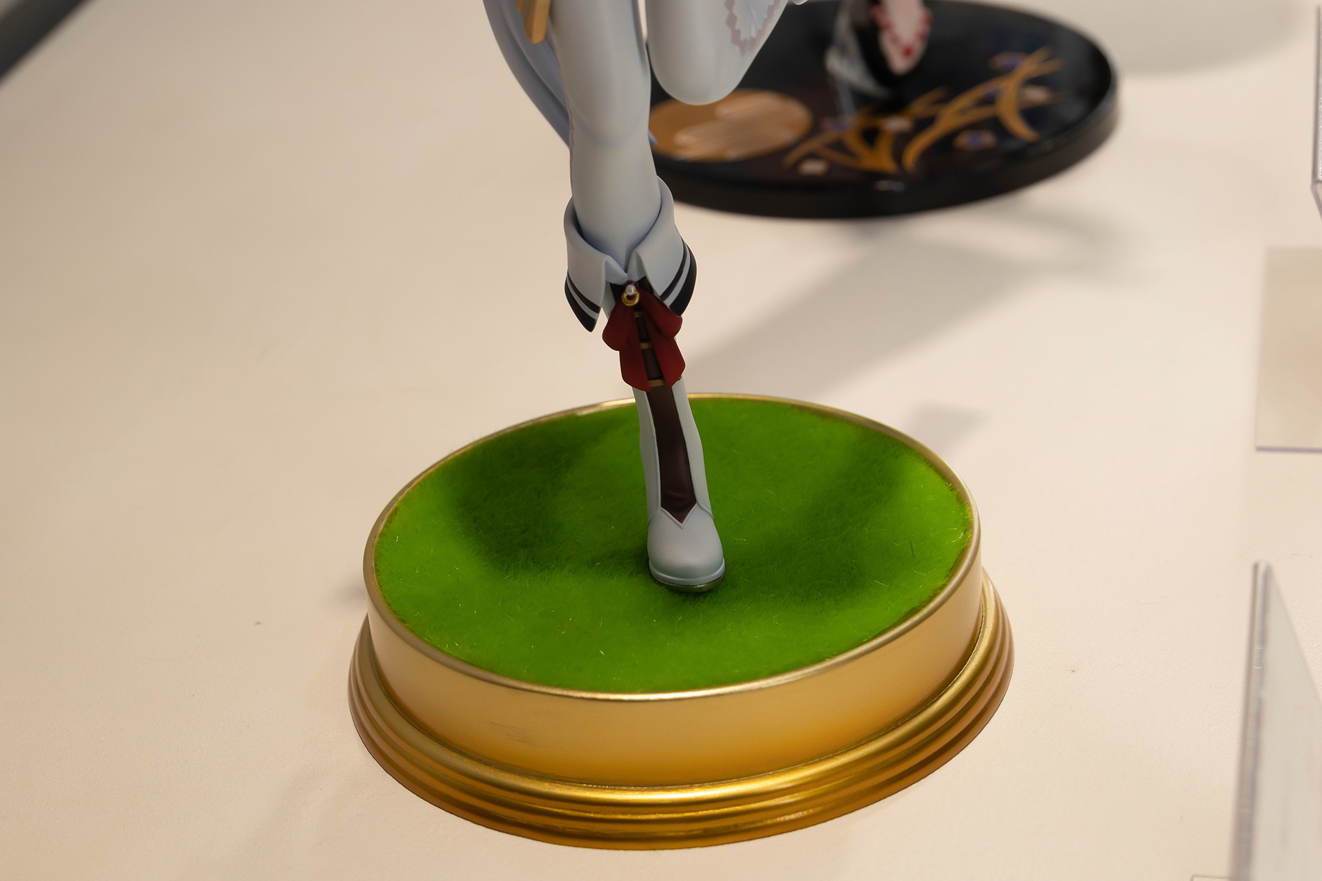 台座部分は、金色の土台に競馬場の芝生のようなものが植えられている