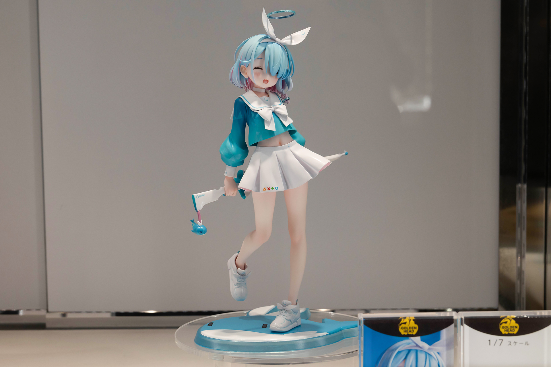 全高は台座部分も含めて約220mmと、まずまずのサイズ感となっている