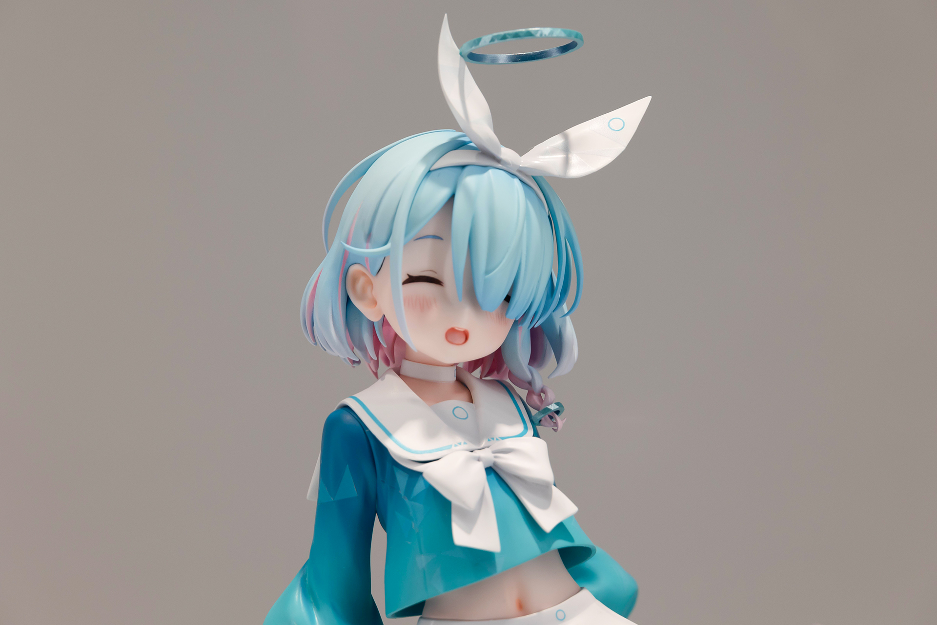 衣装の丈が短いせいか、おへその辺りがチラリと見えている