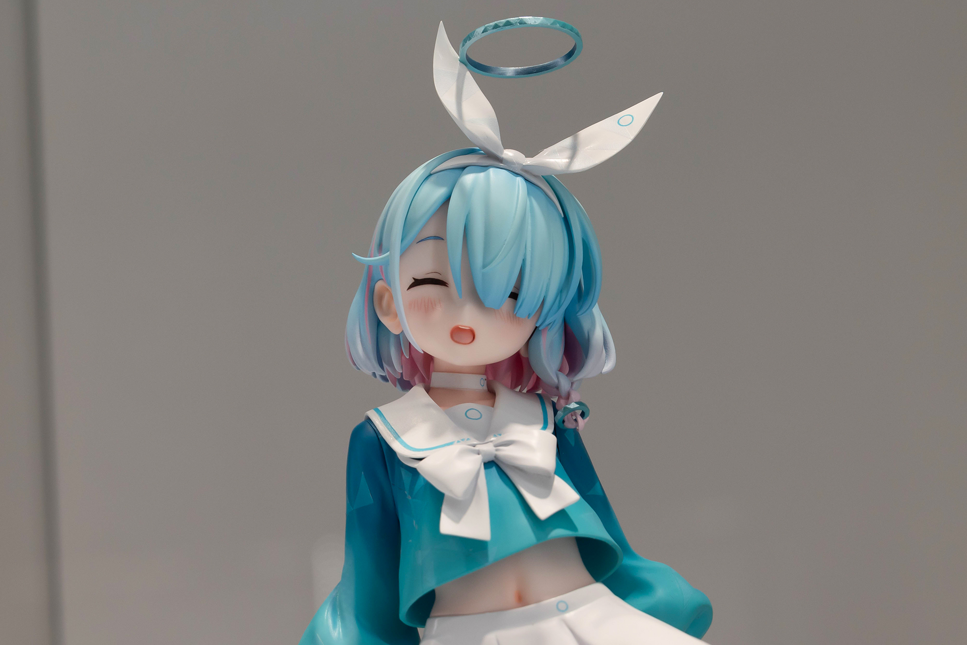 頭には白いリボンに加えて青い輪っかも付けられている