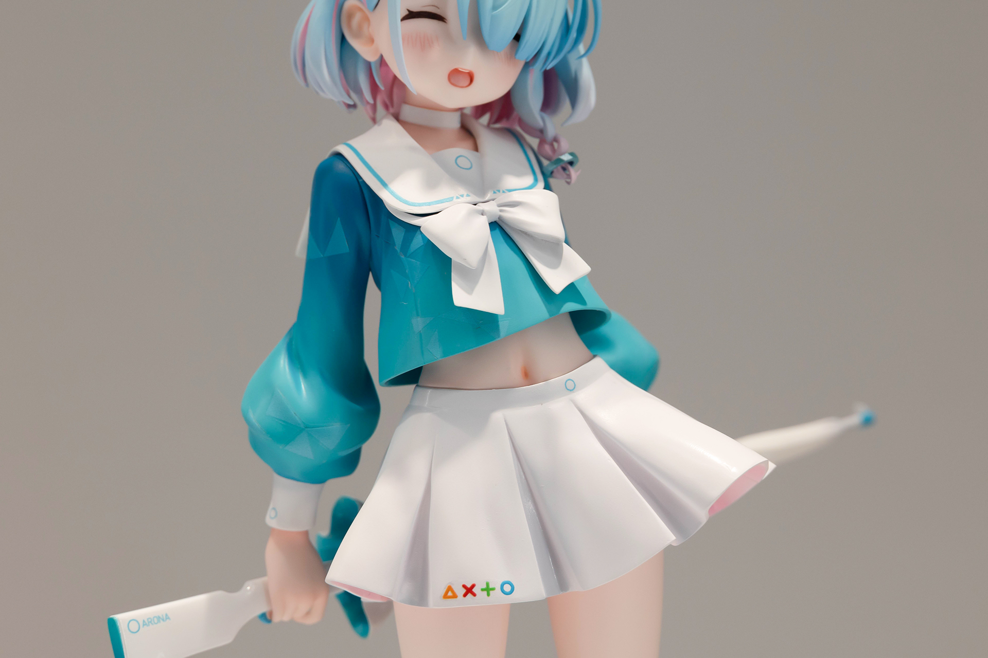 白いスカートには△×＋○のマークが入れられているという細かさ