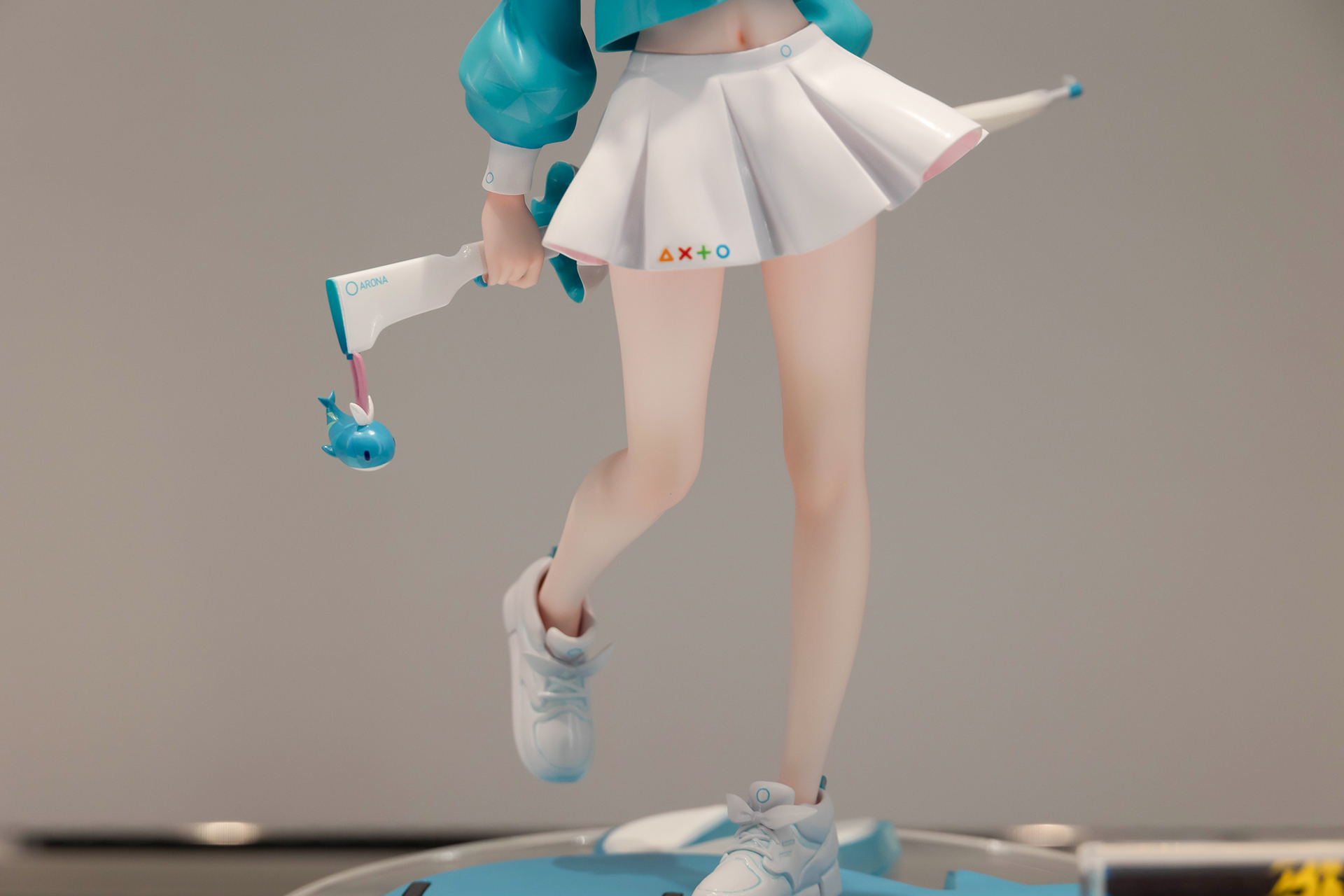 白いスカートからスラリと伸びる白い脚が素晴らしい