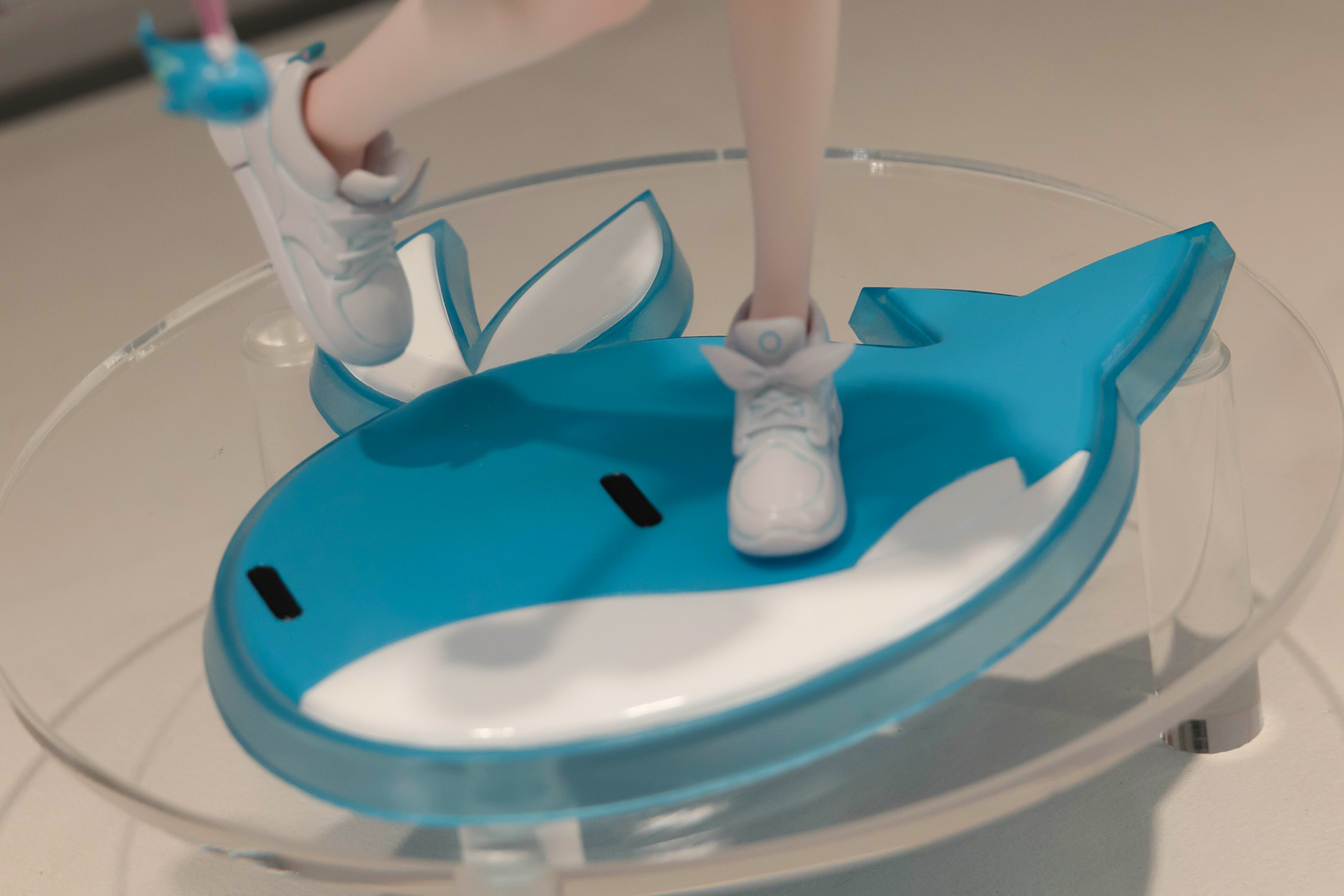 台座部分には、青いクジラが描かれている