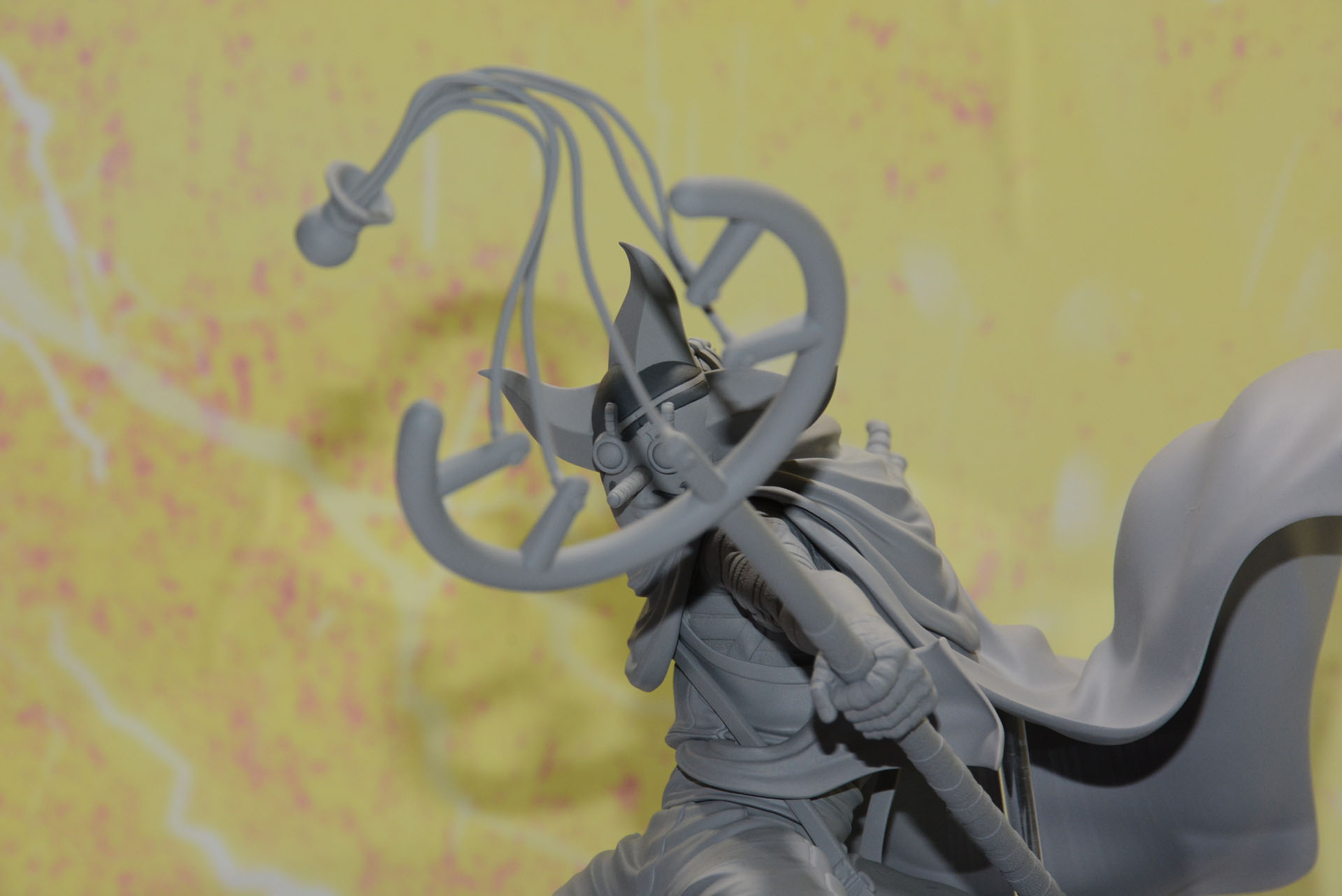 企画者お気に入りの、パチンコ越しの顔にフォーカスするアングル。狙撃対象が目にする風景だ