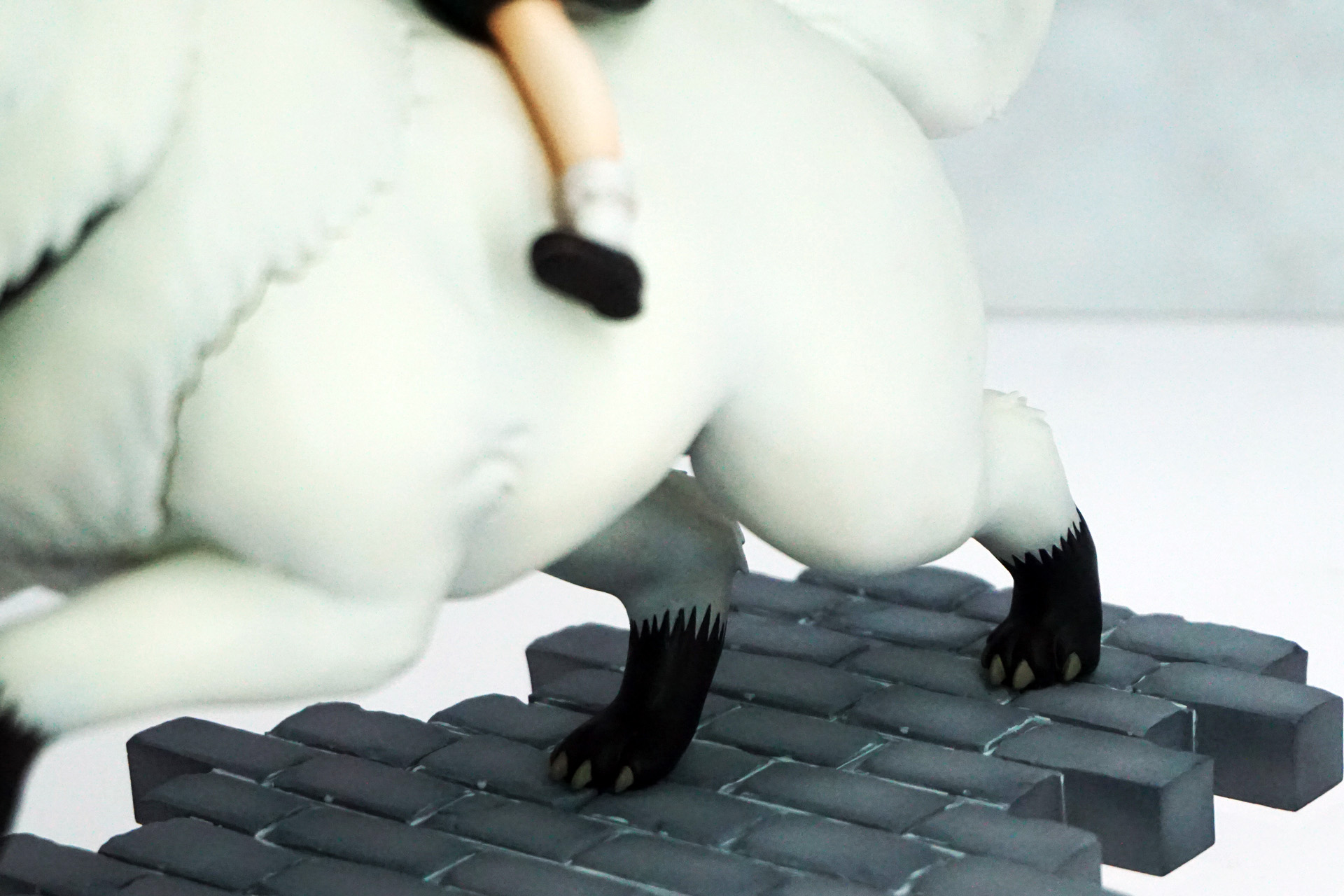 後ろ脚二本での疾走ポーズを再現する為に、鉄芯を入れてバランス良く安定させているという