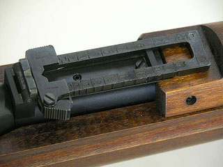 リアサイト。たたんだ照尺の中央より後ろにある穴にホップアップの調整ネジがある