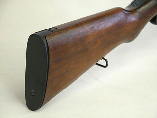 バットプレートは岩手特産「南部鉄器」を、銃床は国産オニグルミを使用