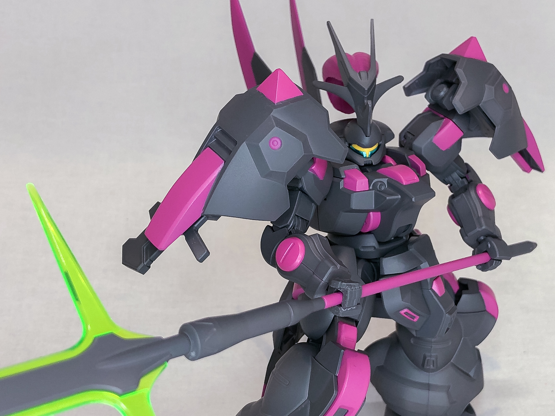 「水性ガンダムカラー 水星の魔女シリーズ」にてネオンカラーに塗装した「HG 1/144 ディランザ（グエル専用機）」