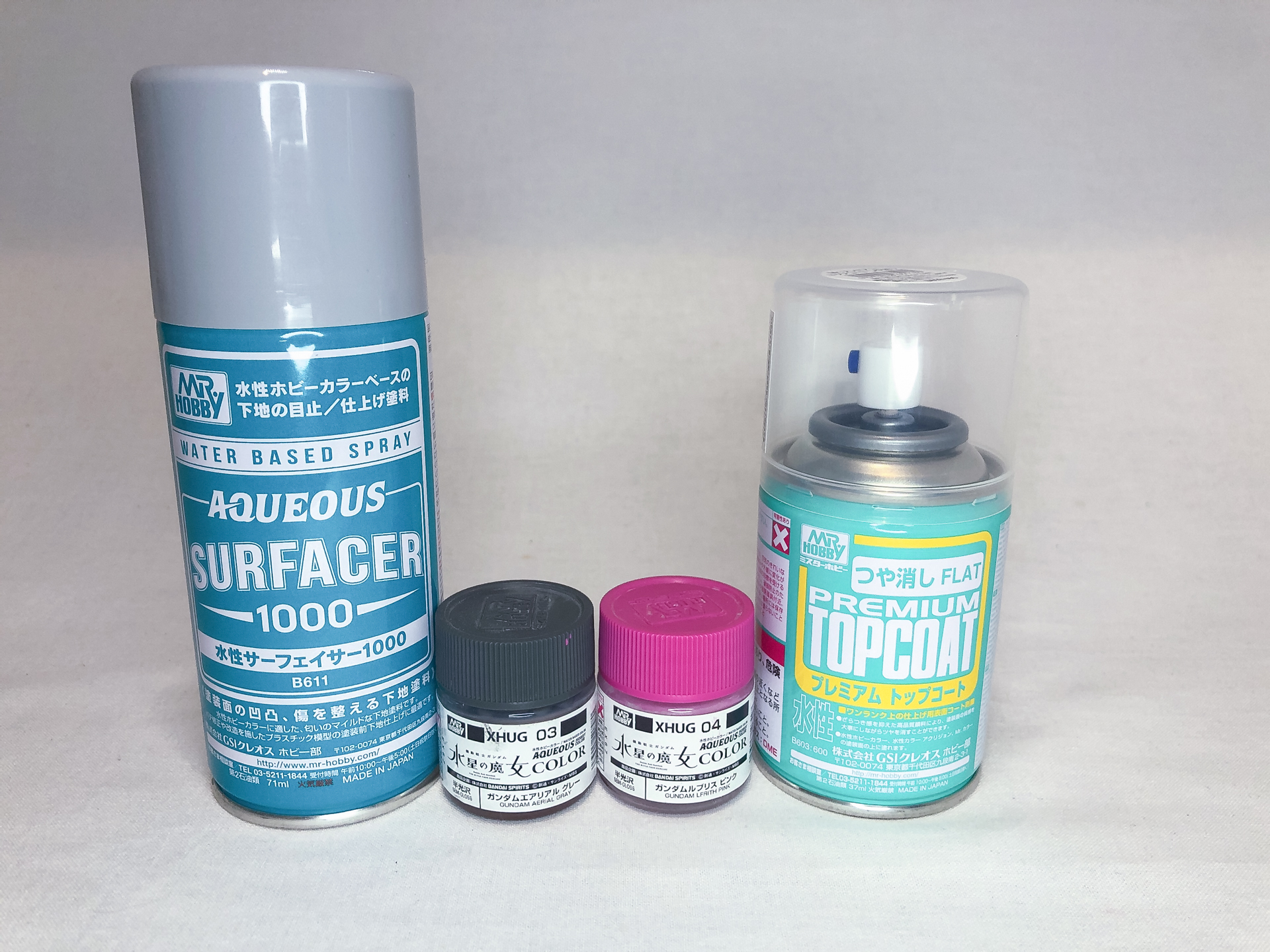 今回使用した塗料。「水性ガンダムカラー 水星の魔女シリーズ」2種のほかにサーフェイサーとトップコートを用いました。